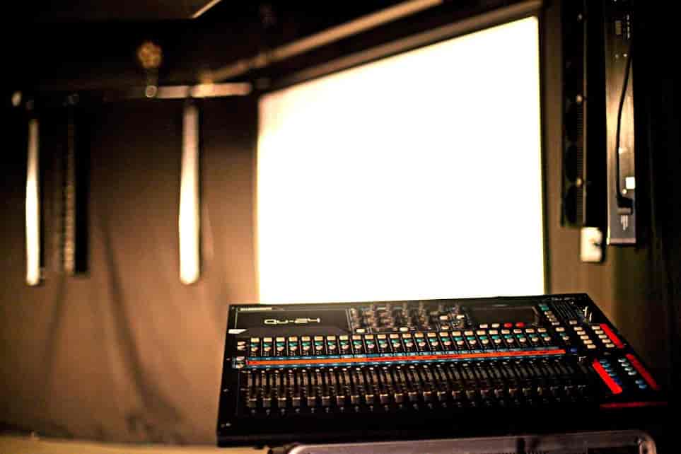 Actress and Bishop. - image