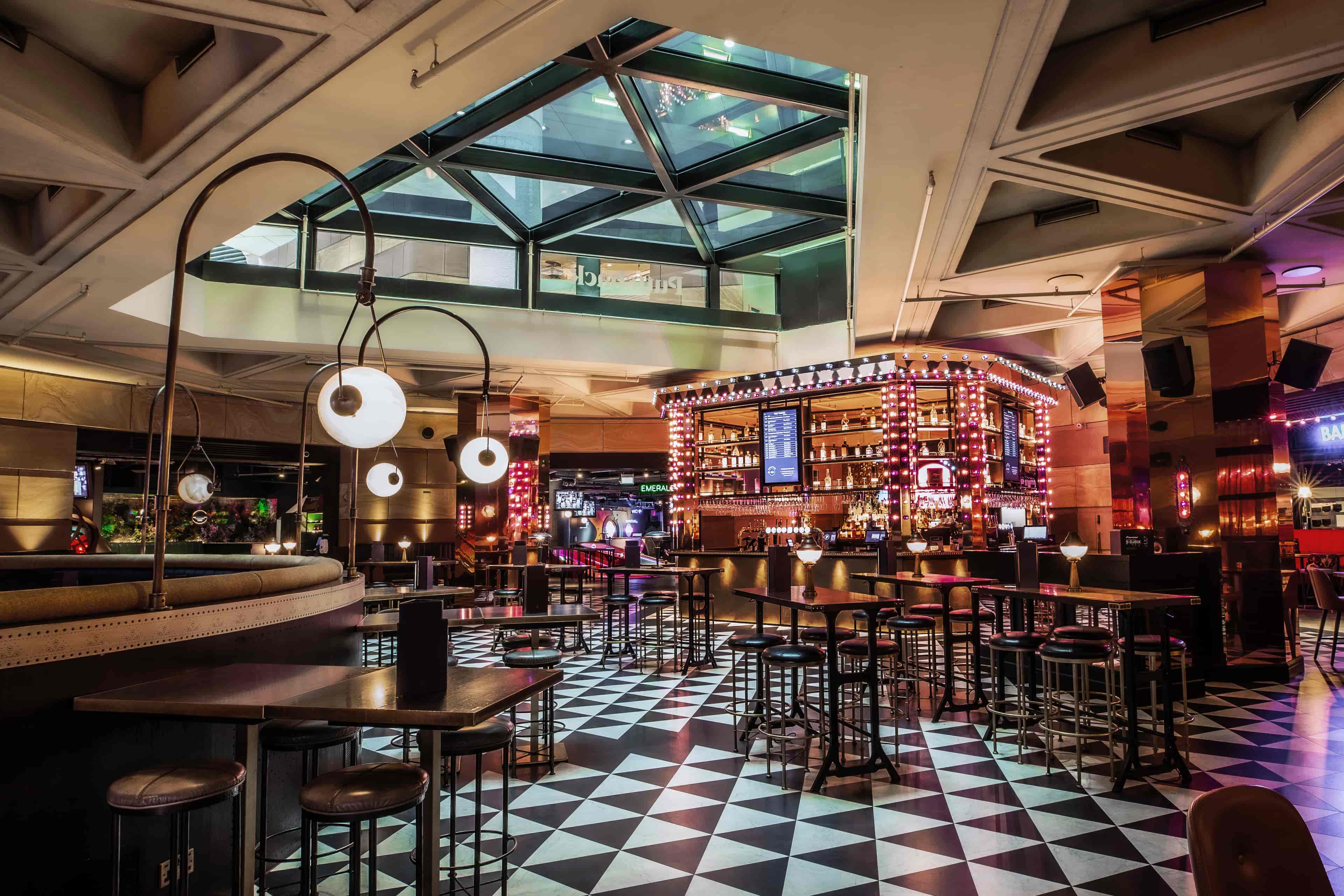 Puttshack Bank - image