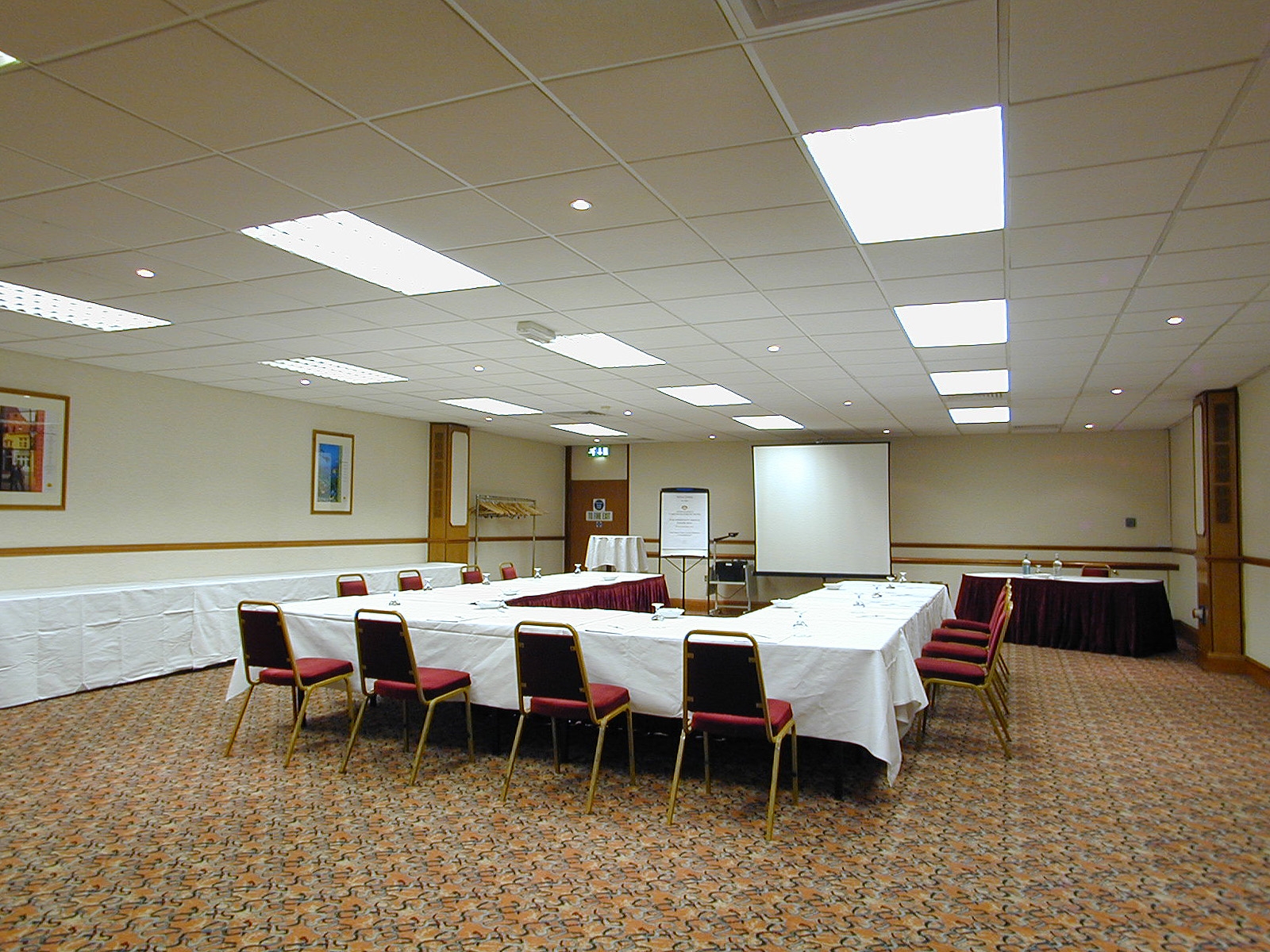 Windsor Suite meeting room with U-shaped seating for professional presentations at Heathrow Hotel.