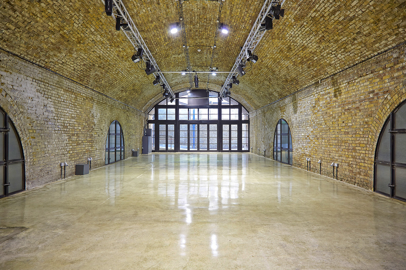 Spacious industrial venue with exposed brick, ideal for events and gatherings.