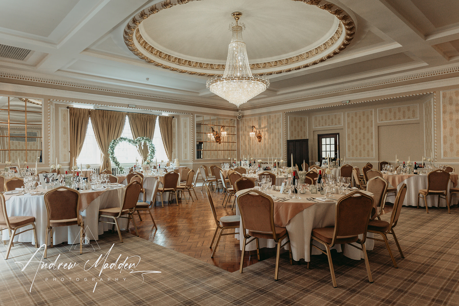 Elegant banquet hall with round tables, ideal for weddings and corporate events.