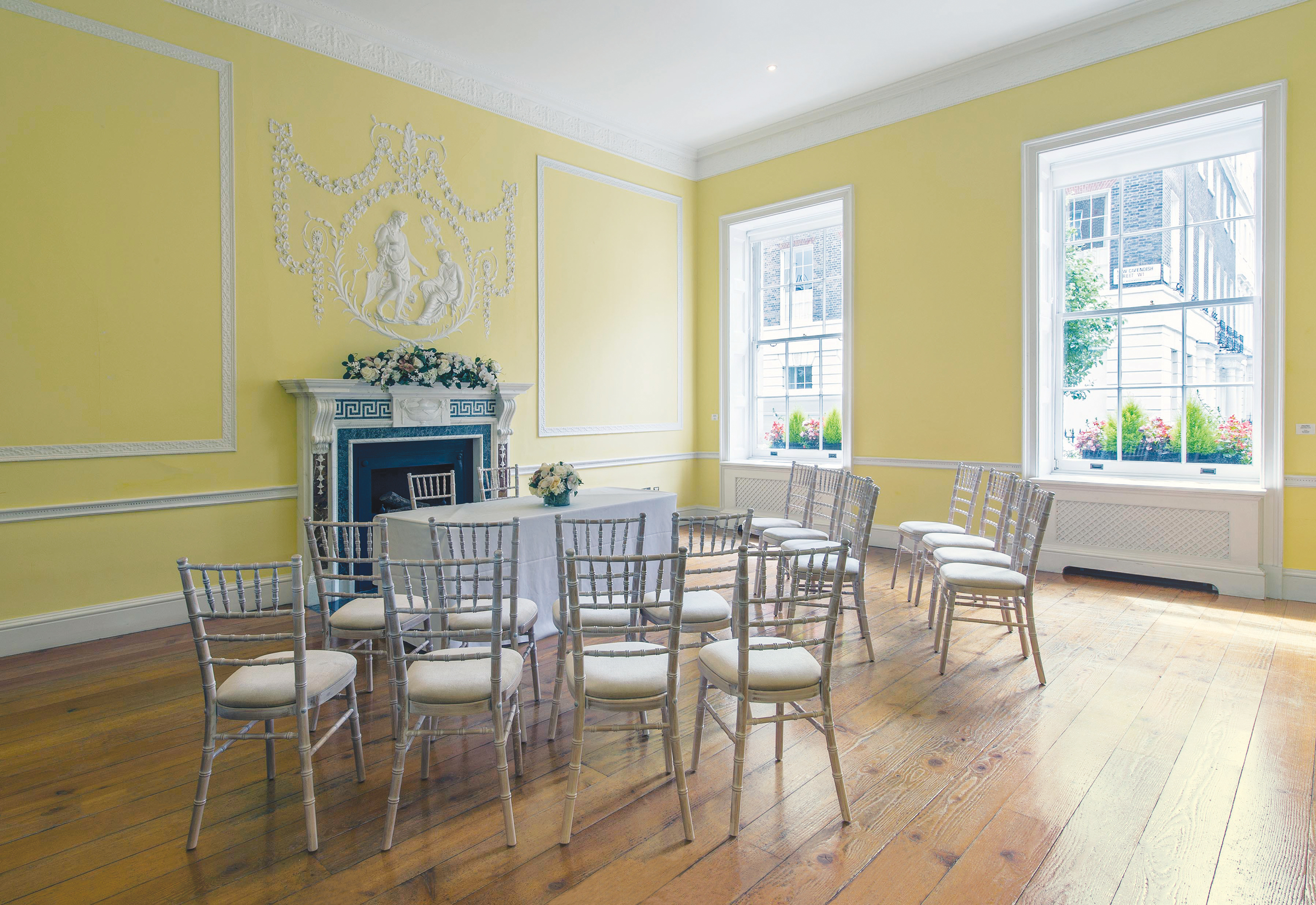 Elegant meeting room with round table, ideal for workshops and gatherings.