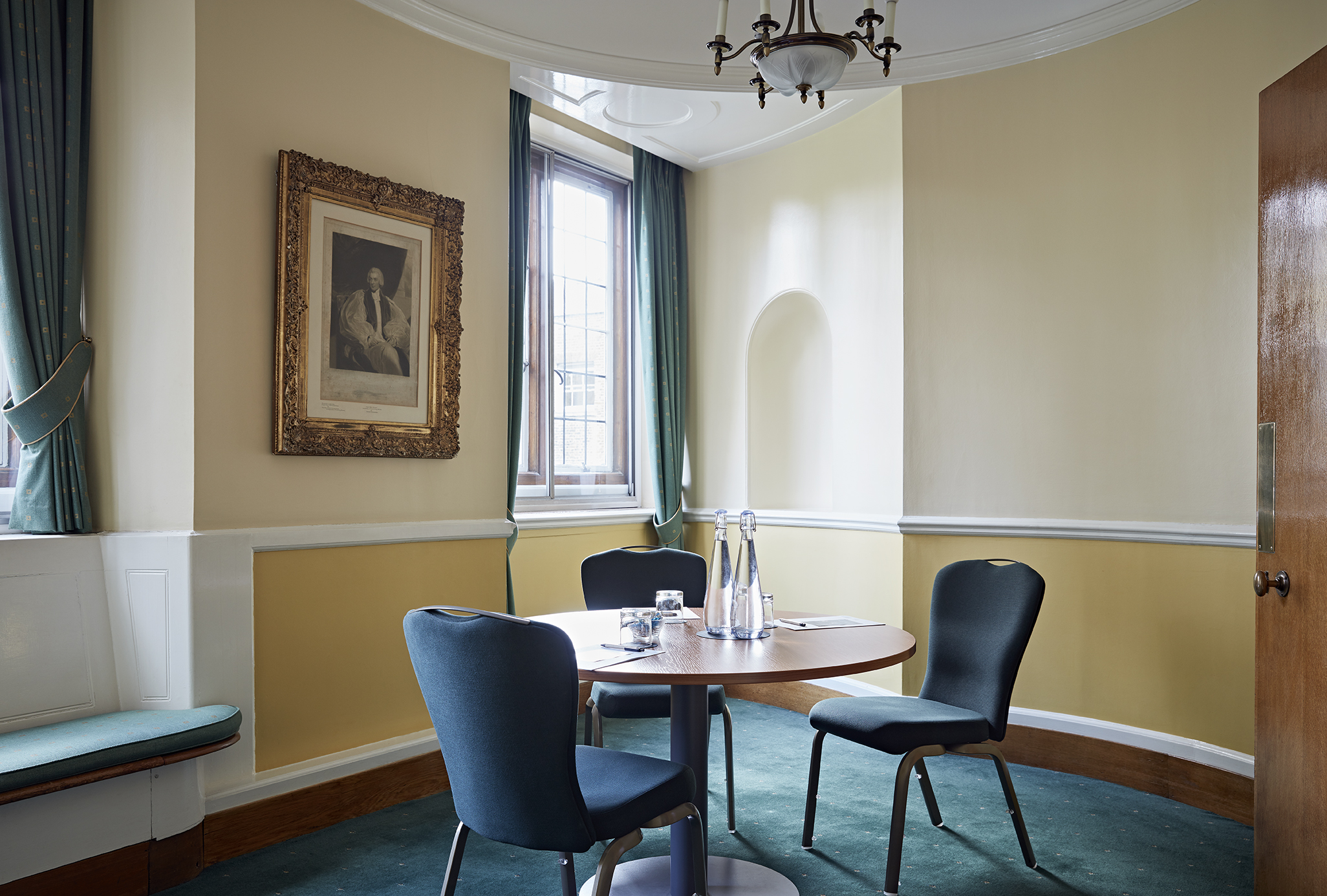 Intimate meeting room with round table, ideal for brainstorming sessions in Westminster.