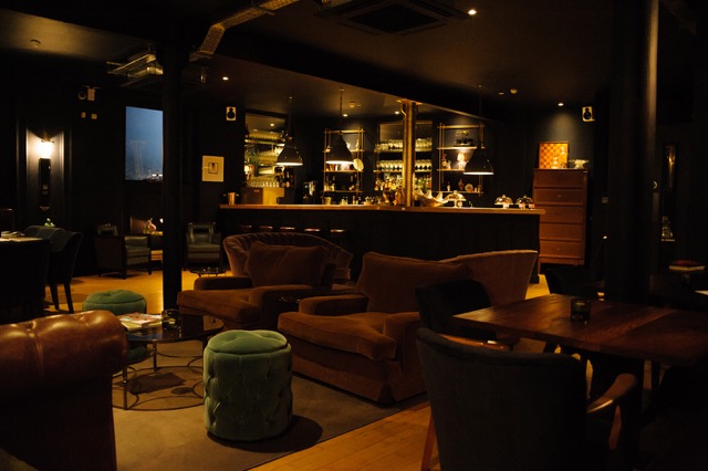 Stylish bar at fivefourstudios, perfect for upscale meetings and cocktail receptions.