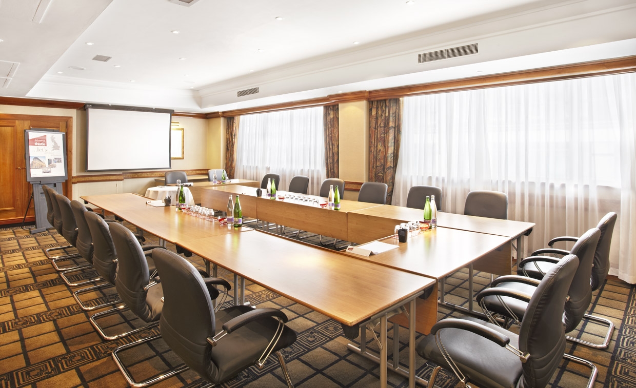 Meeting room at Thistle Marble Arch with natural light, ideal for corporate events.