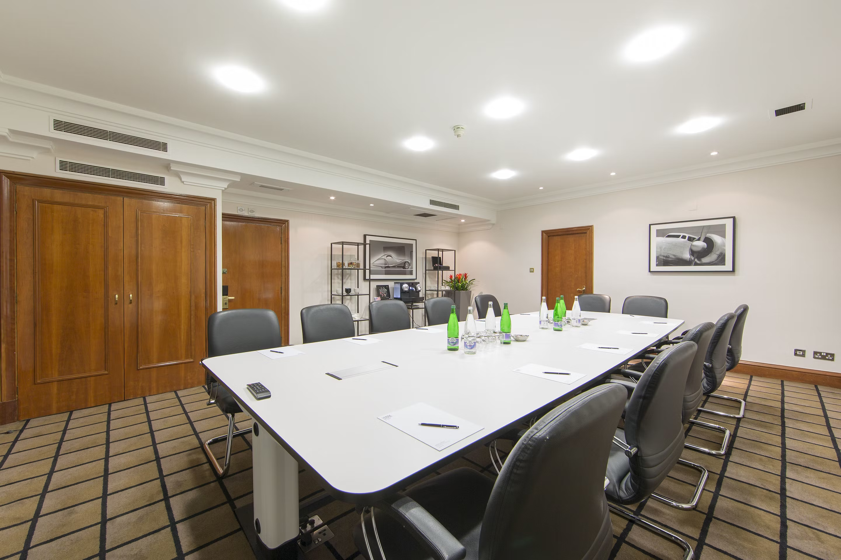 Meeting room at Thistle Marble Arch with ergonomic chairs for corporate events.