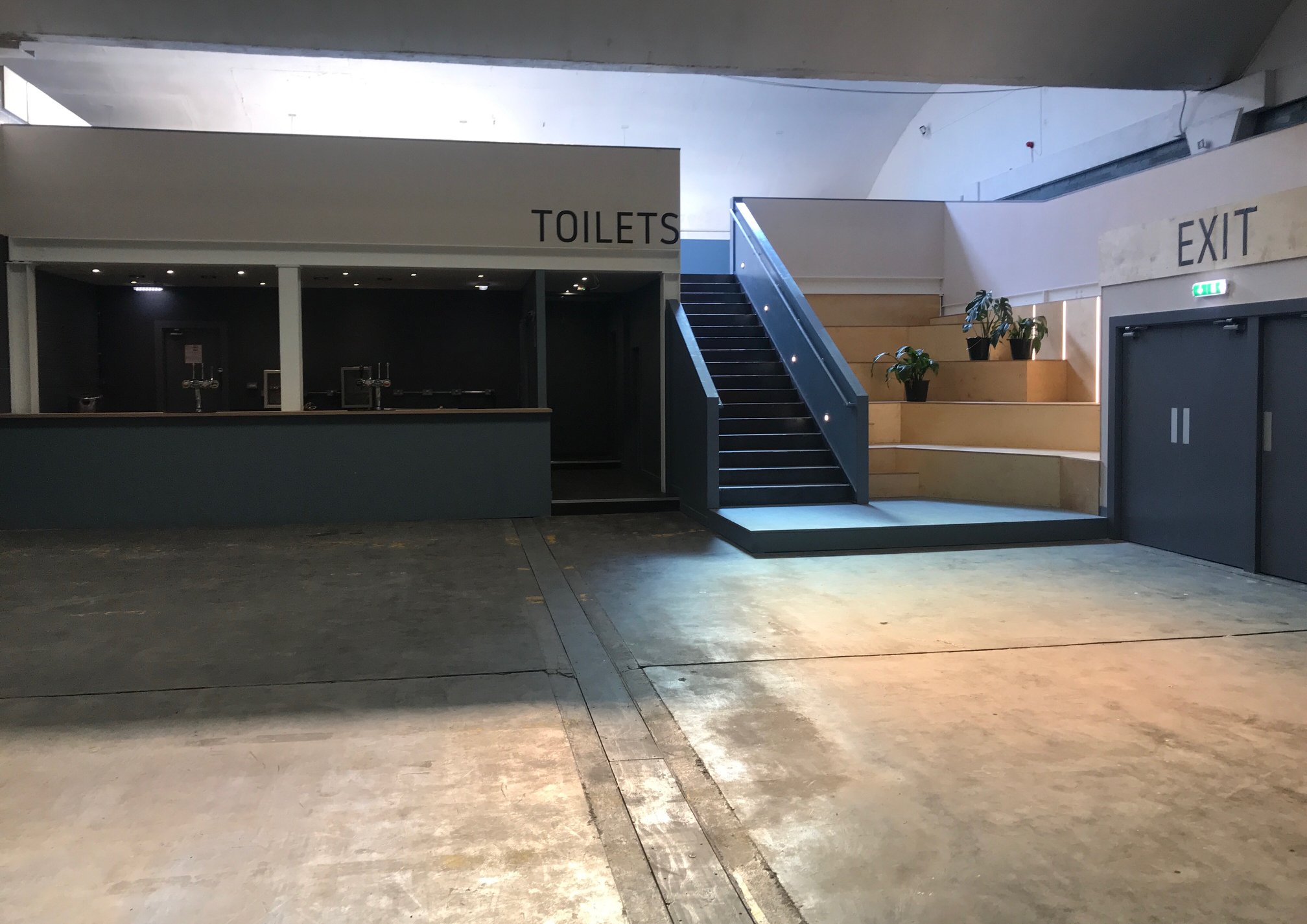 Spacious event venue with bar, ideal for corporate functions and parties in Hinterlands.