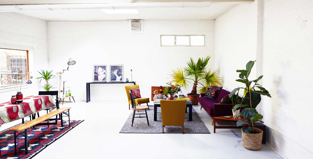 Stylish meeting space in BLANK100 with modern furnishings, ideal for workshops and gatherings.