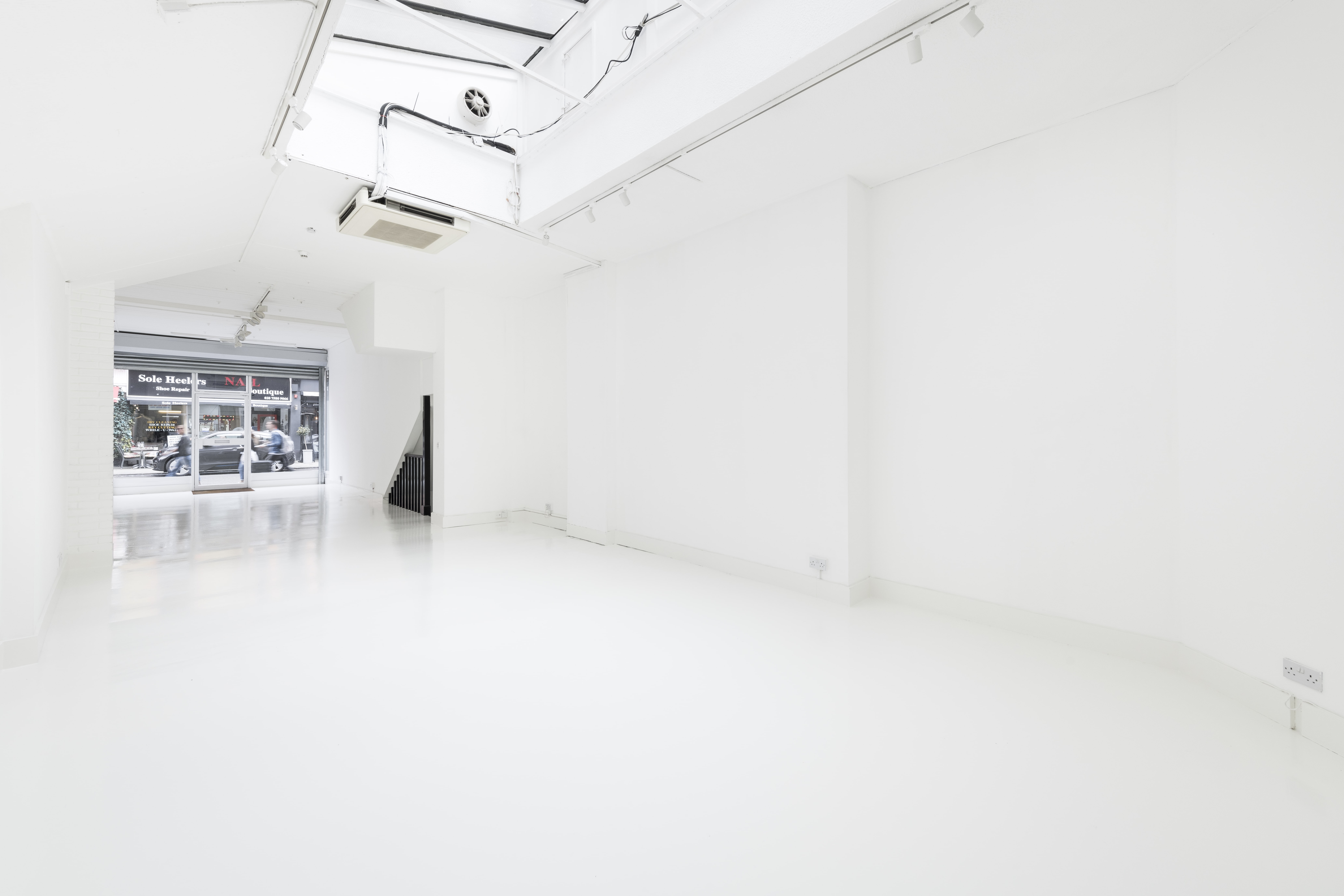 Versatile minimalist event space in Noho Showrooms, perfect for workshops and art exhibits.