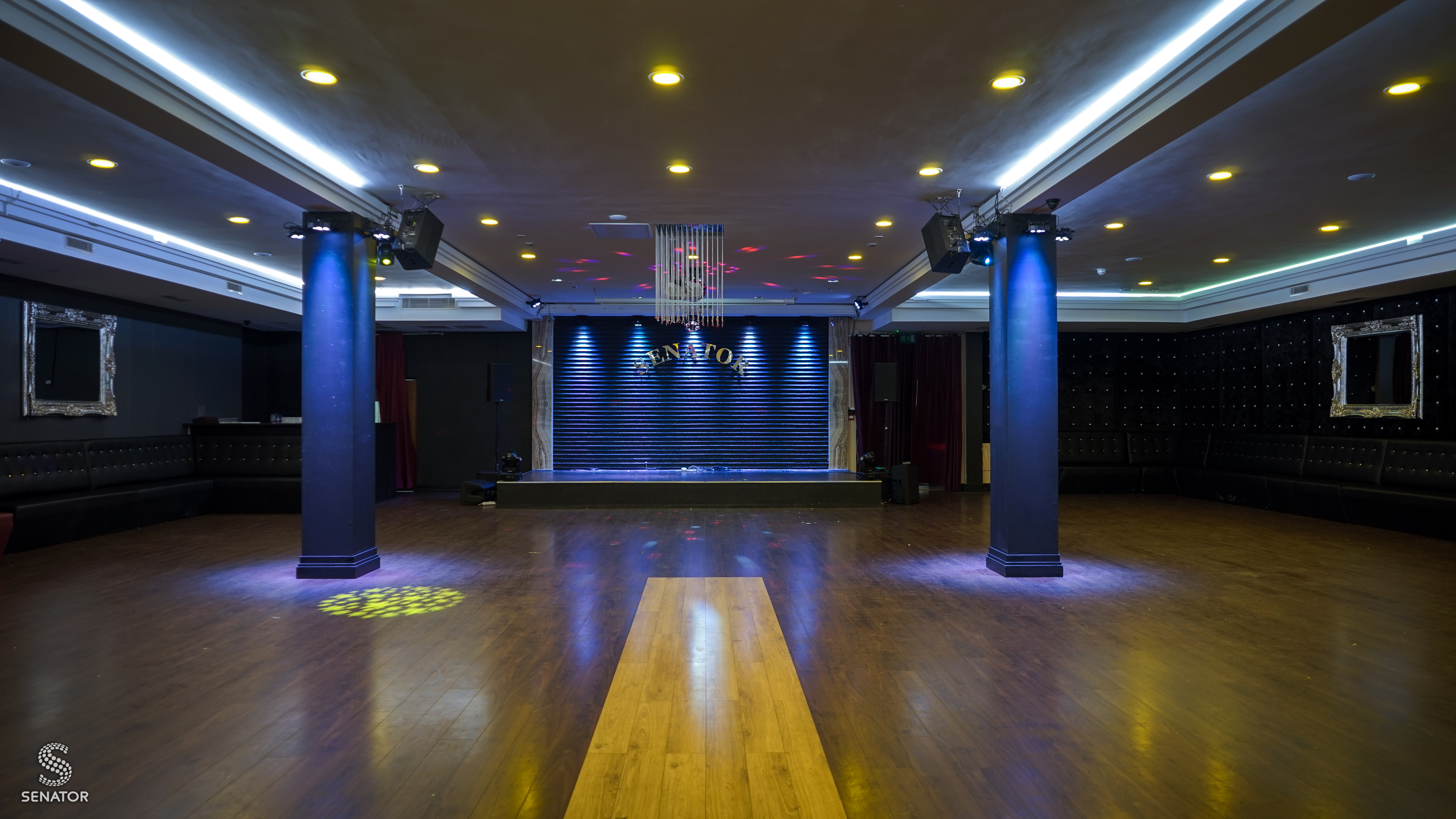 Versatile event space in Hagefen with polished wooden floor for corporate meetings and gatherings.