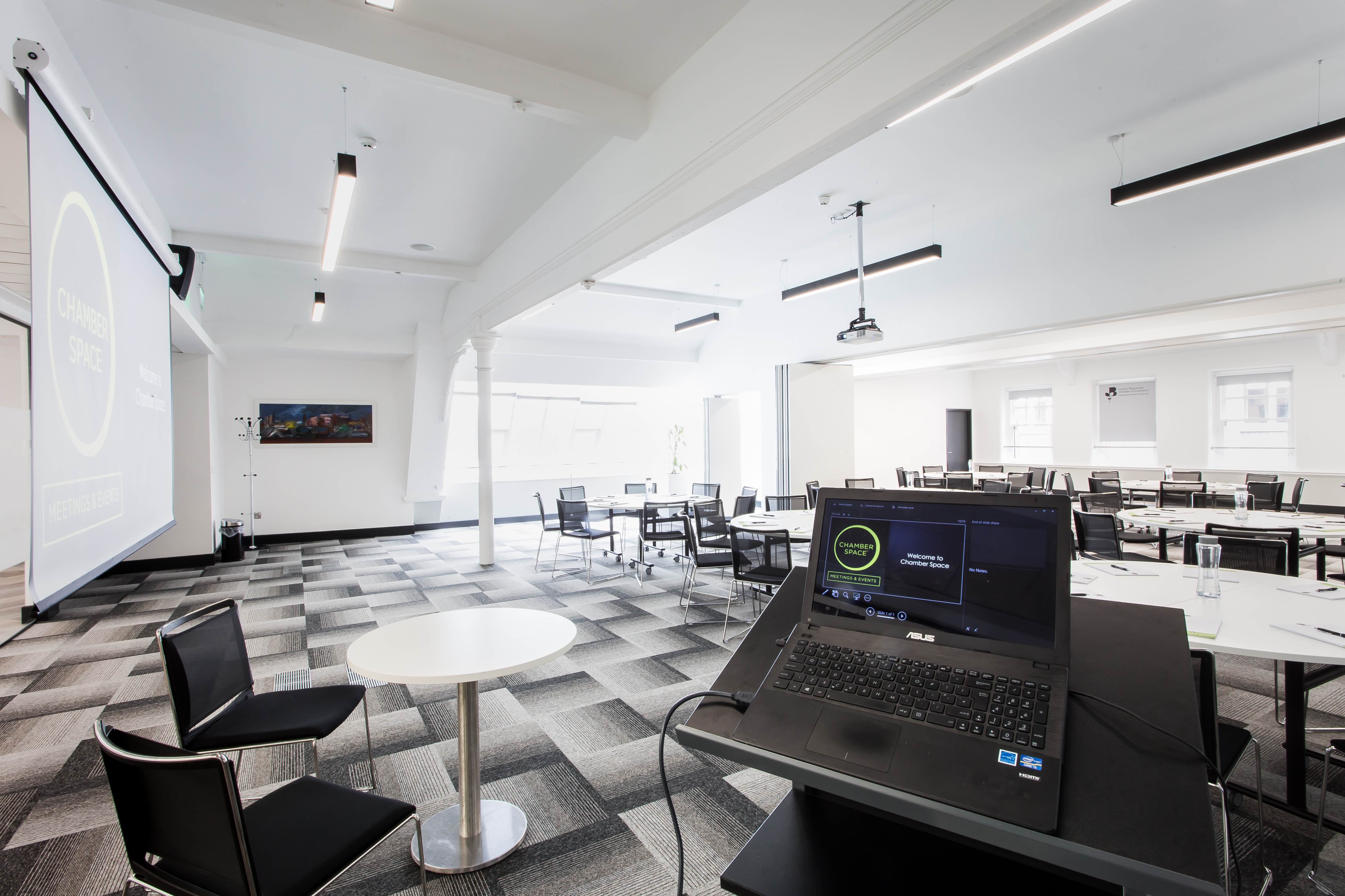 Modern meeting space with flexible seating, ideal for workshops and corporate events. - Banner