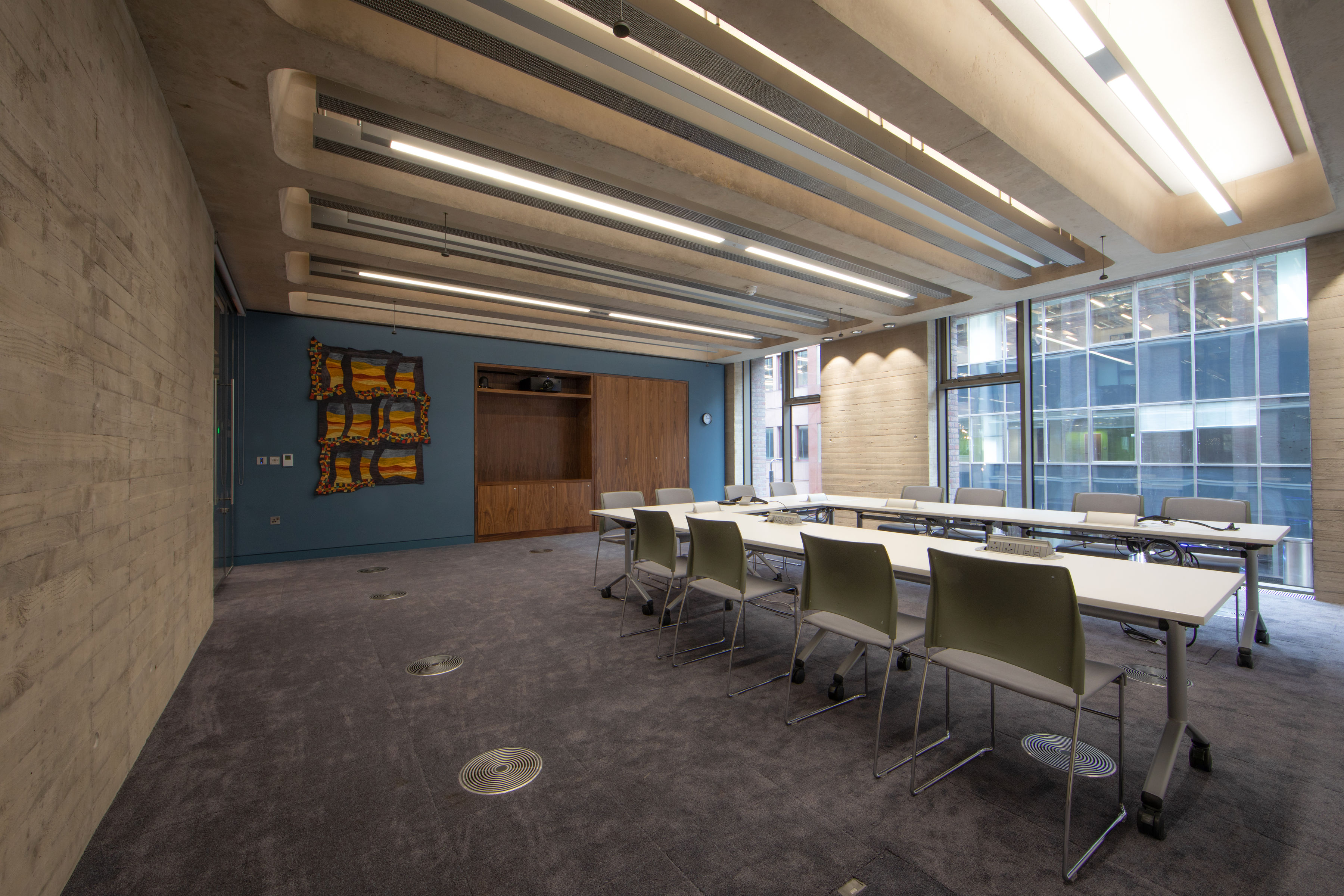Modern meeting room with ergonomic chairs, ideal for workshops and presentations.