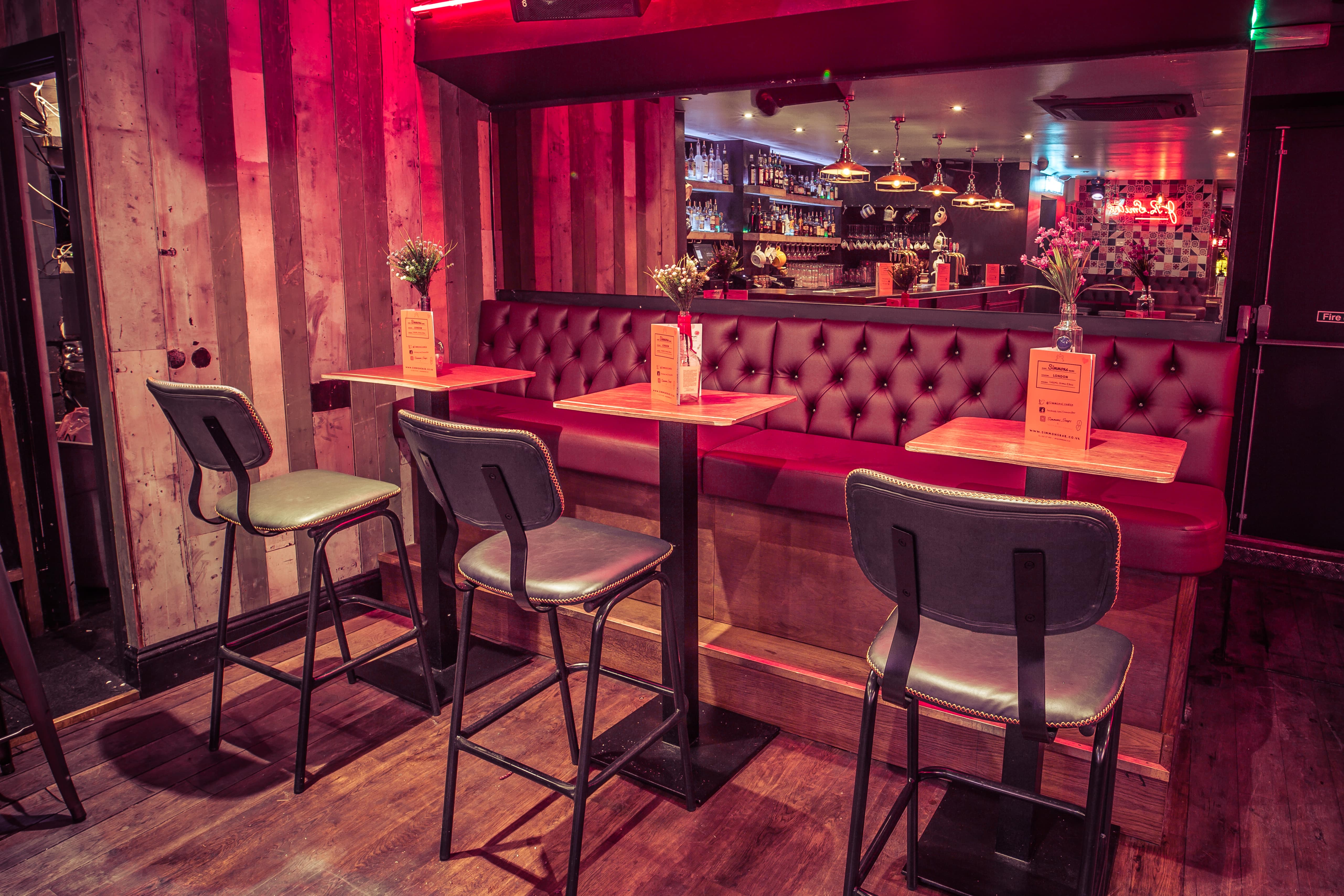 Stylish bar at Simmons Piccadilly Circus, perfect for networking events and gatherings.
