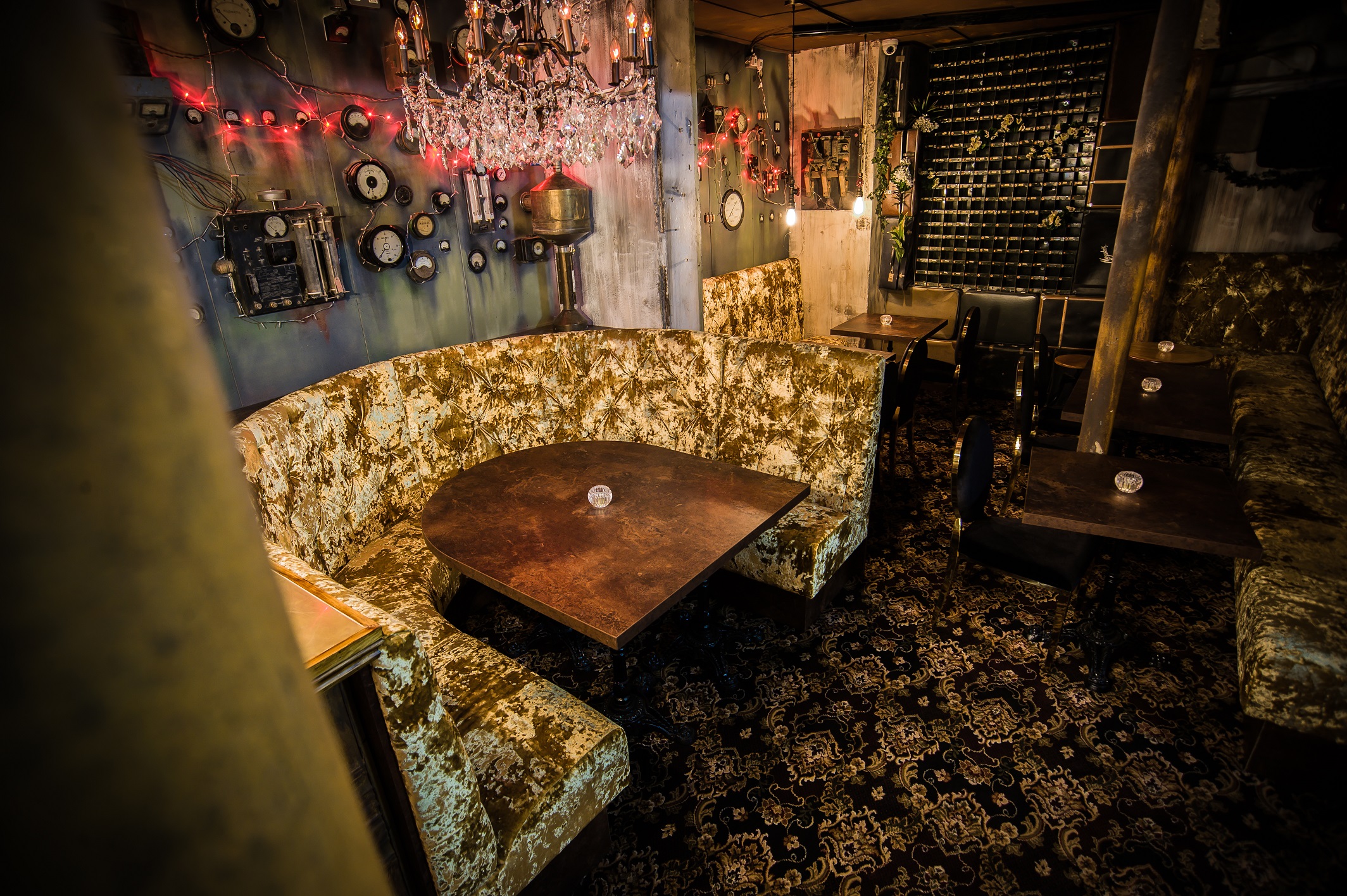 Cozy vintage meeting space at The Lost Basement, ideal for intimate gatherings and brainstorming.