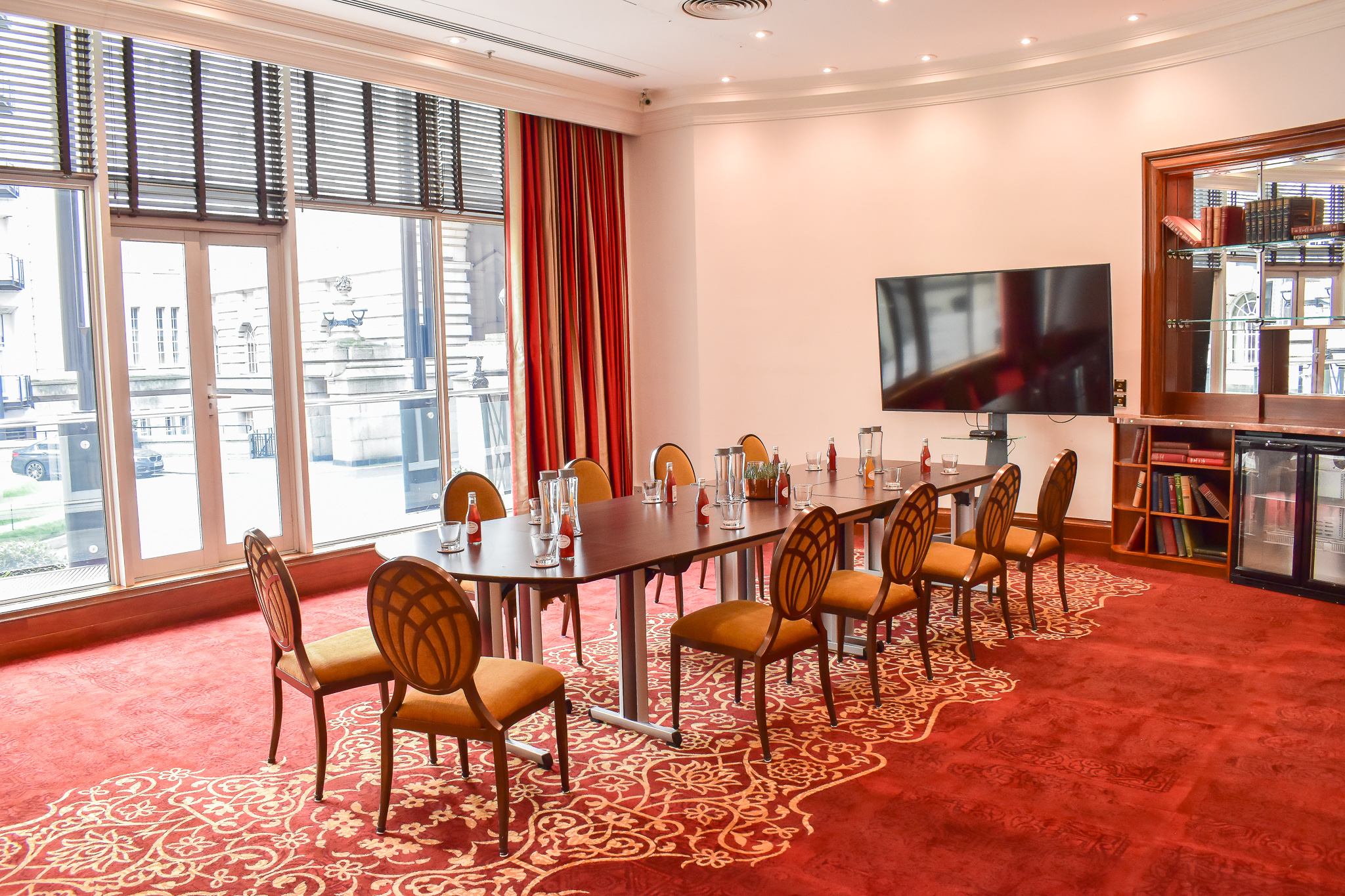 Leaders Bar at London Marriott: elegant meeting room with natural light for professional events.