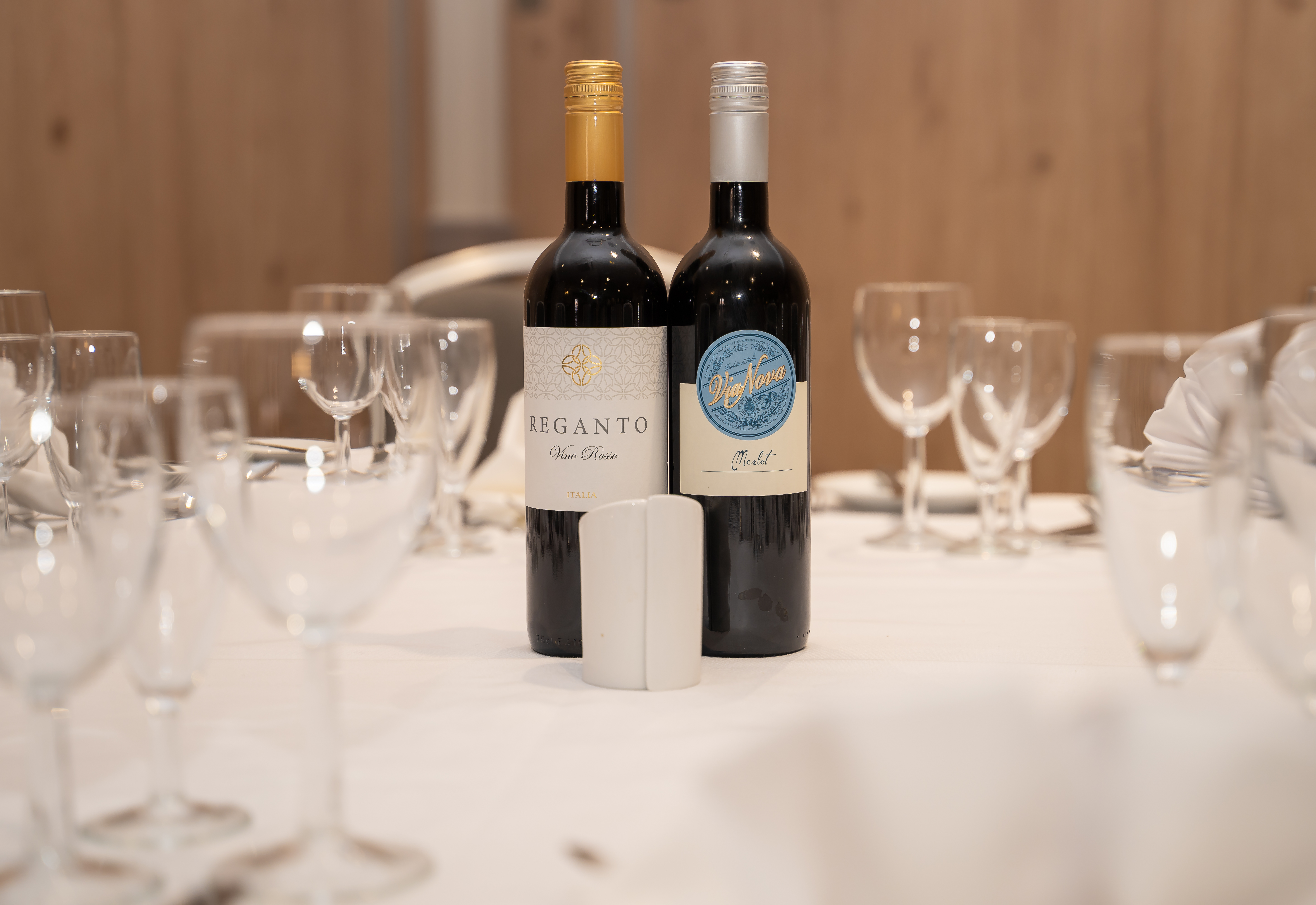 Elegant dining table in Oadby Suite, Holiday Inn Leicester for networking events.