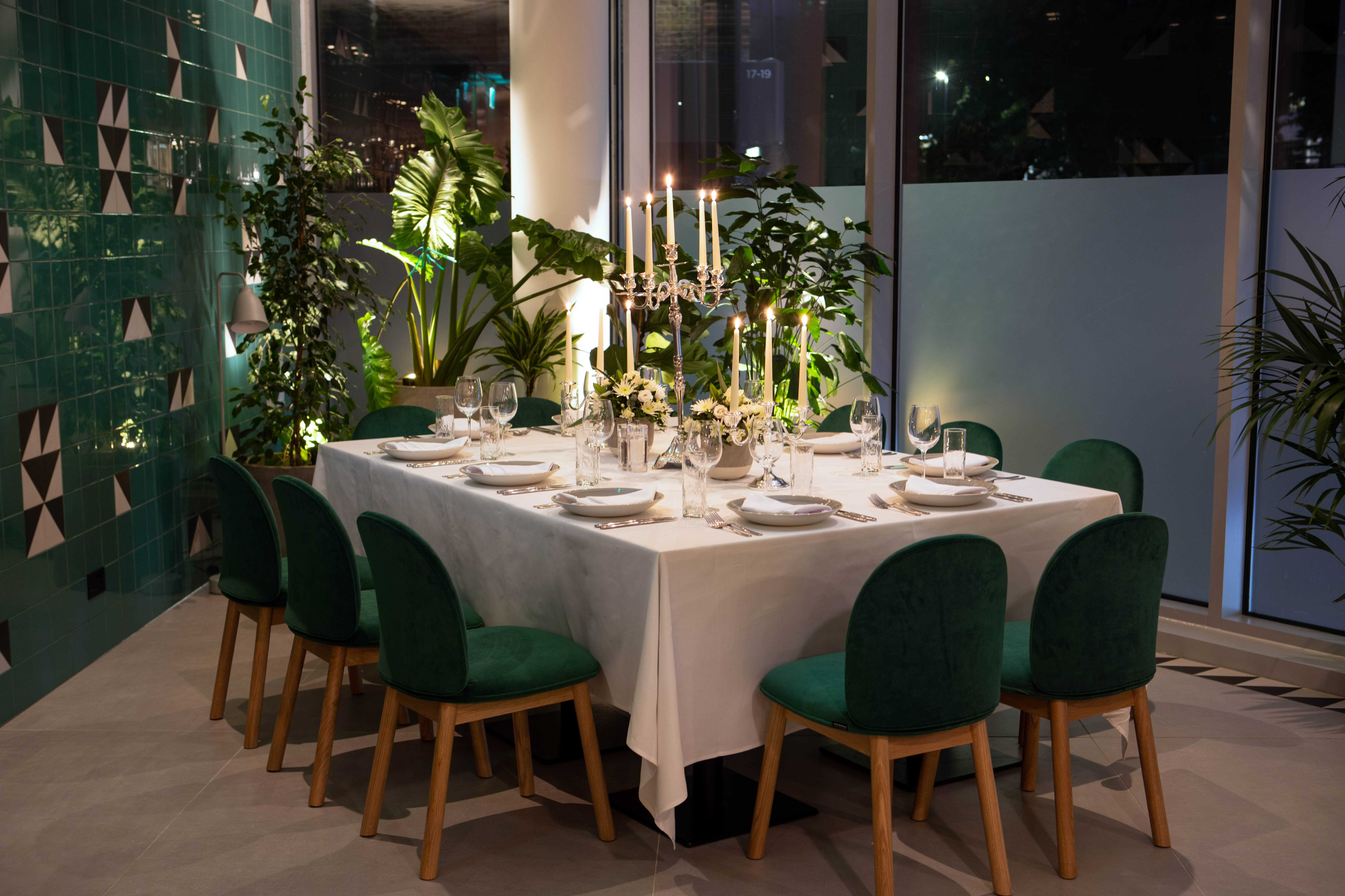 Elegant dining table in Green Room, Holiday Inn London Whitechapel for upscale events.