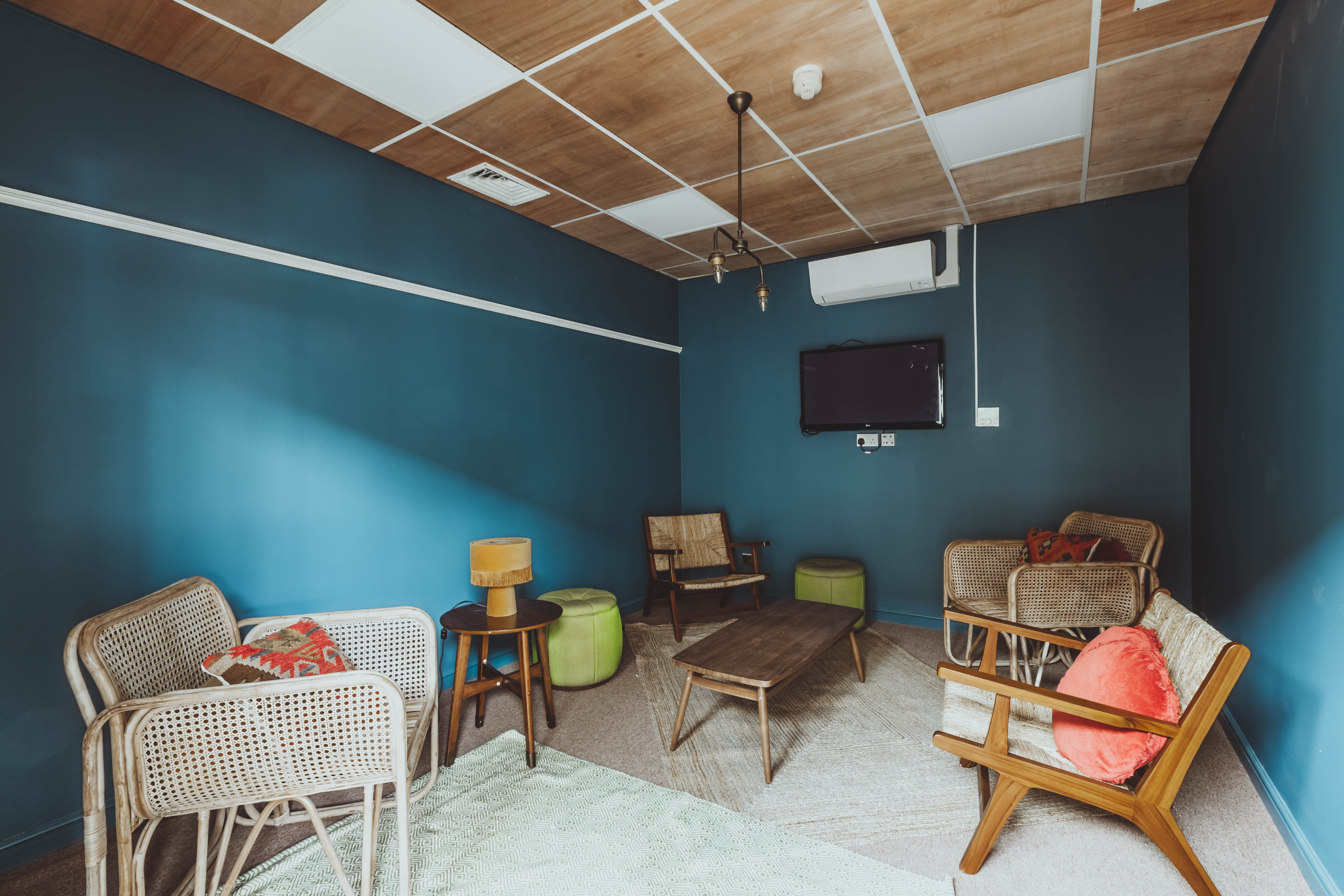 Cozy meeting space with Birch Handle Silk Comet seating for brainstorming sessions.