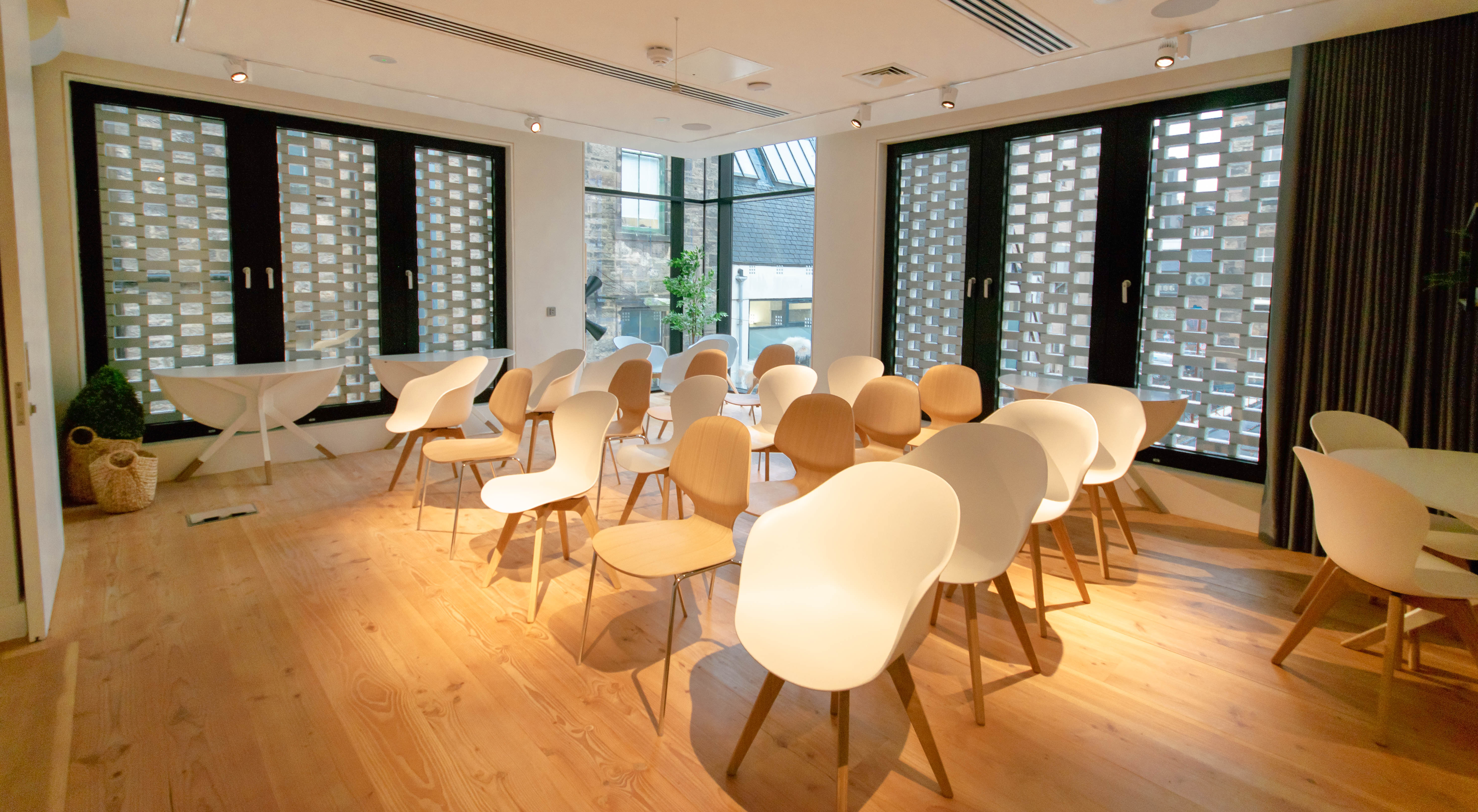 Modern meeting space with circular chairs, ideal for workshops and discussions. - Banner