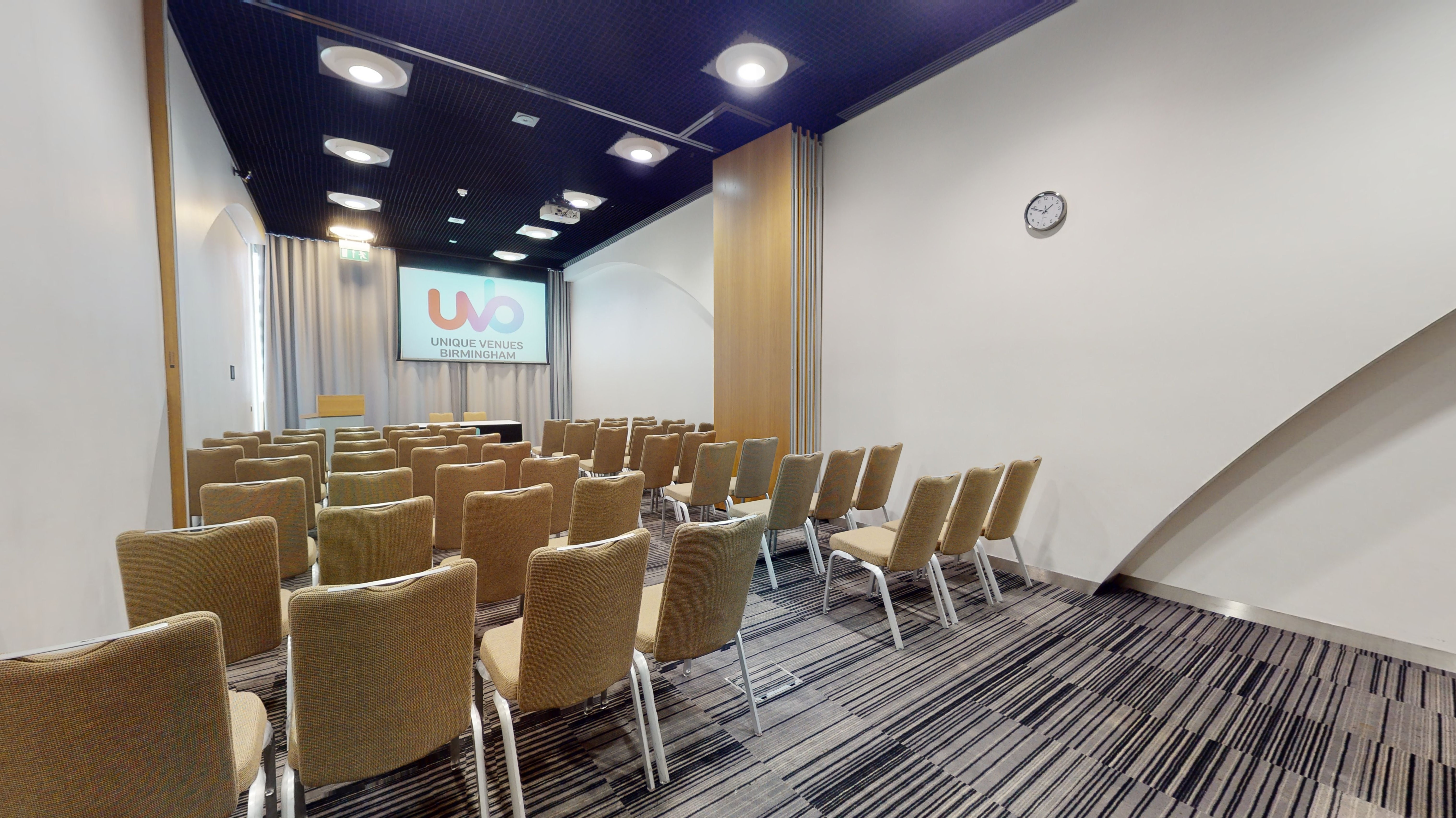 Meeting room LOB 103 with comfortable chairs, ideal for workshops and presentations.