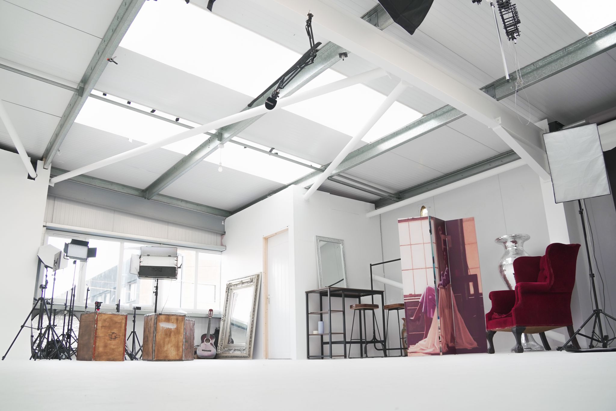 Versatile white event space with natural light for meetings and creative gatherings. - Banner