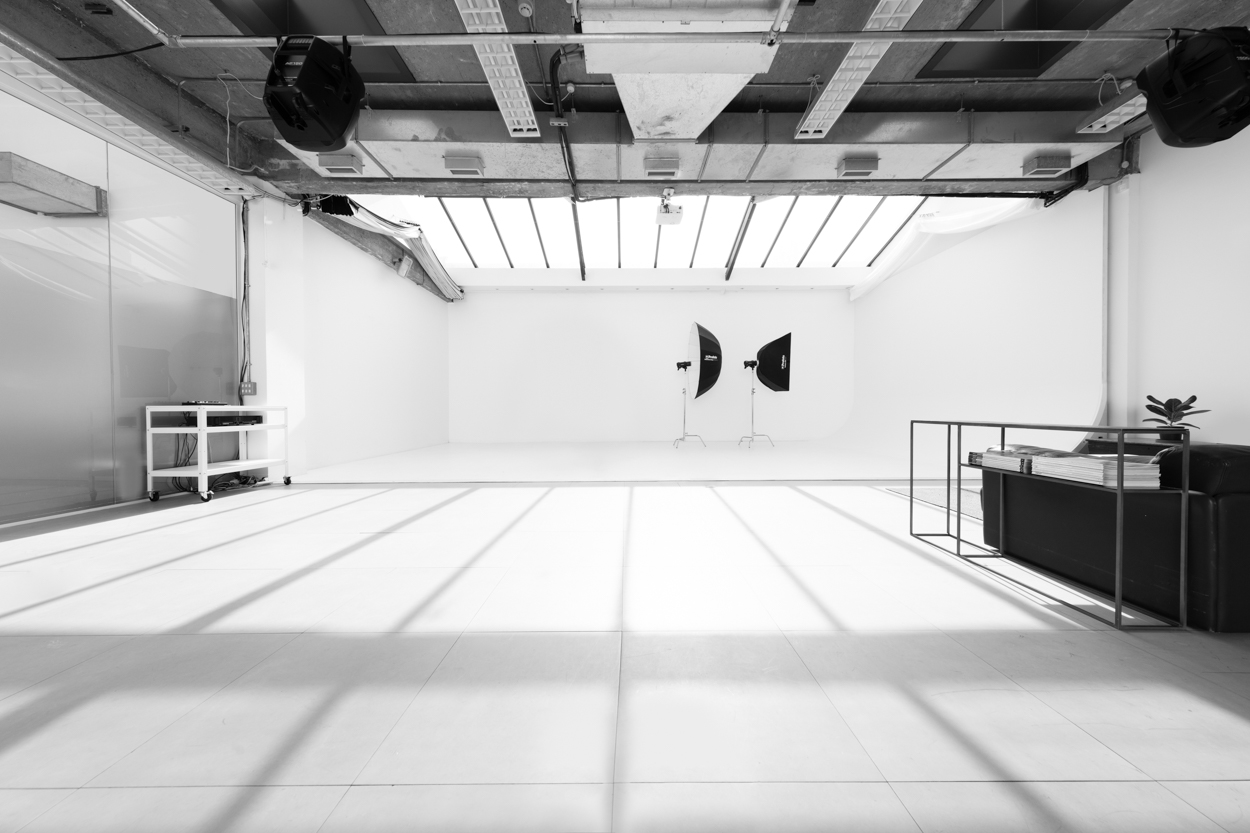 Spacious, well-lit event space in Daylight Studios West for corporate meetings and workshops. - Banner