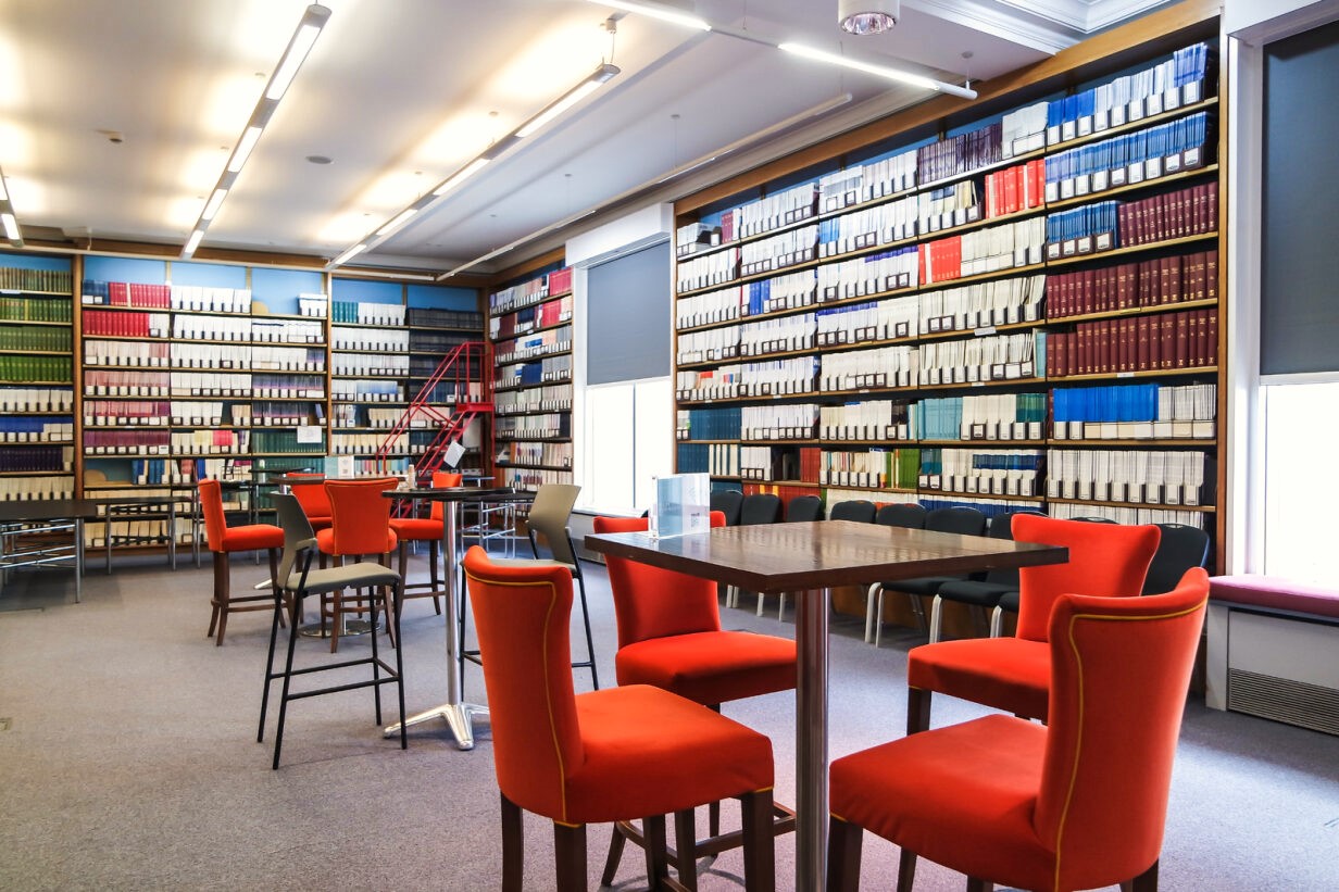 Modern meeting space with orange chairs, ideal for workshops and conferences.