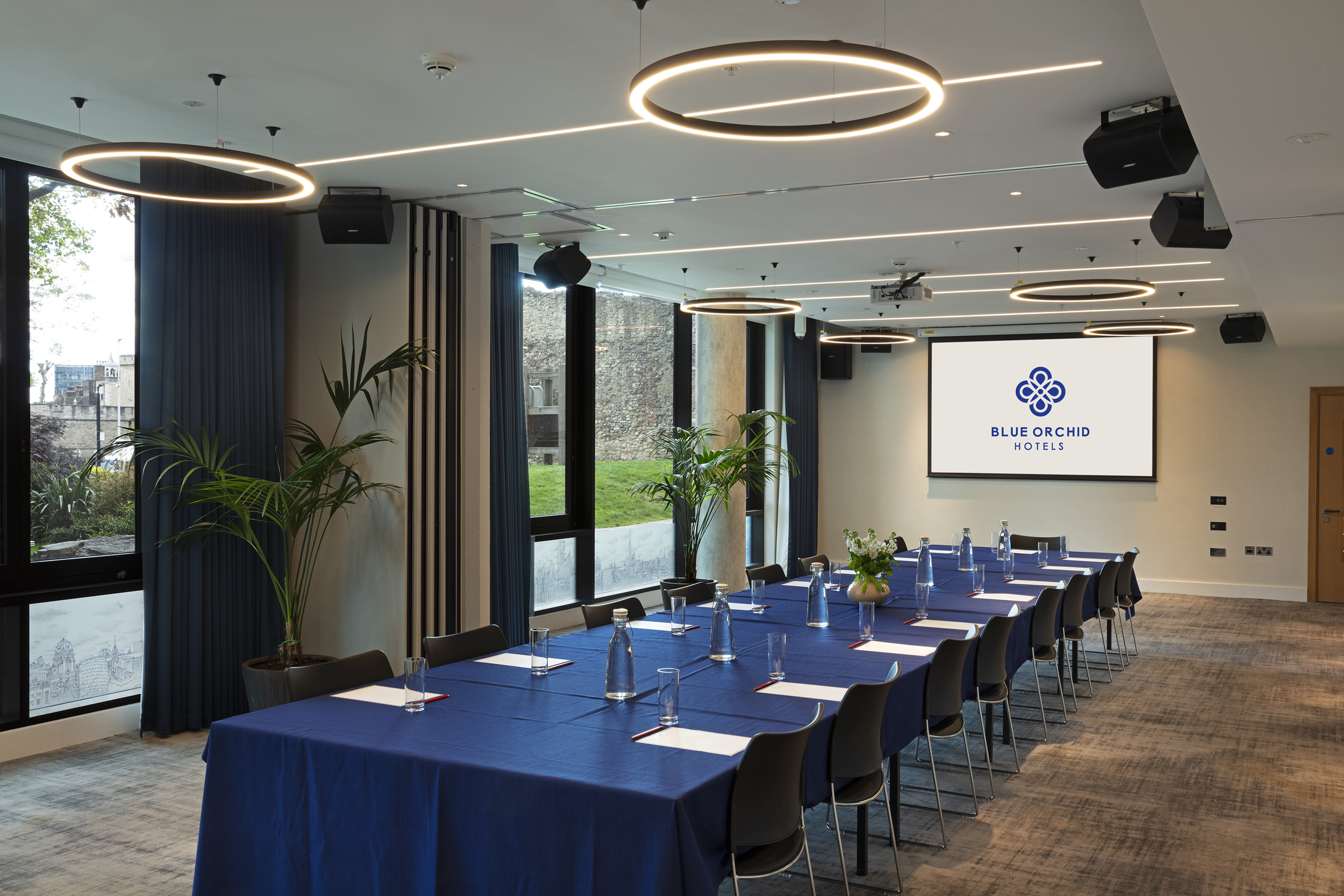 Modern meeting room in Thames Suite, ideal for corporate events and workshops. - Banner