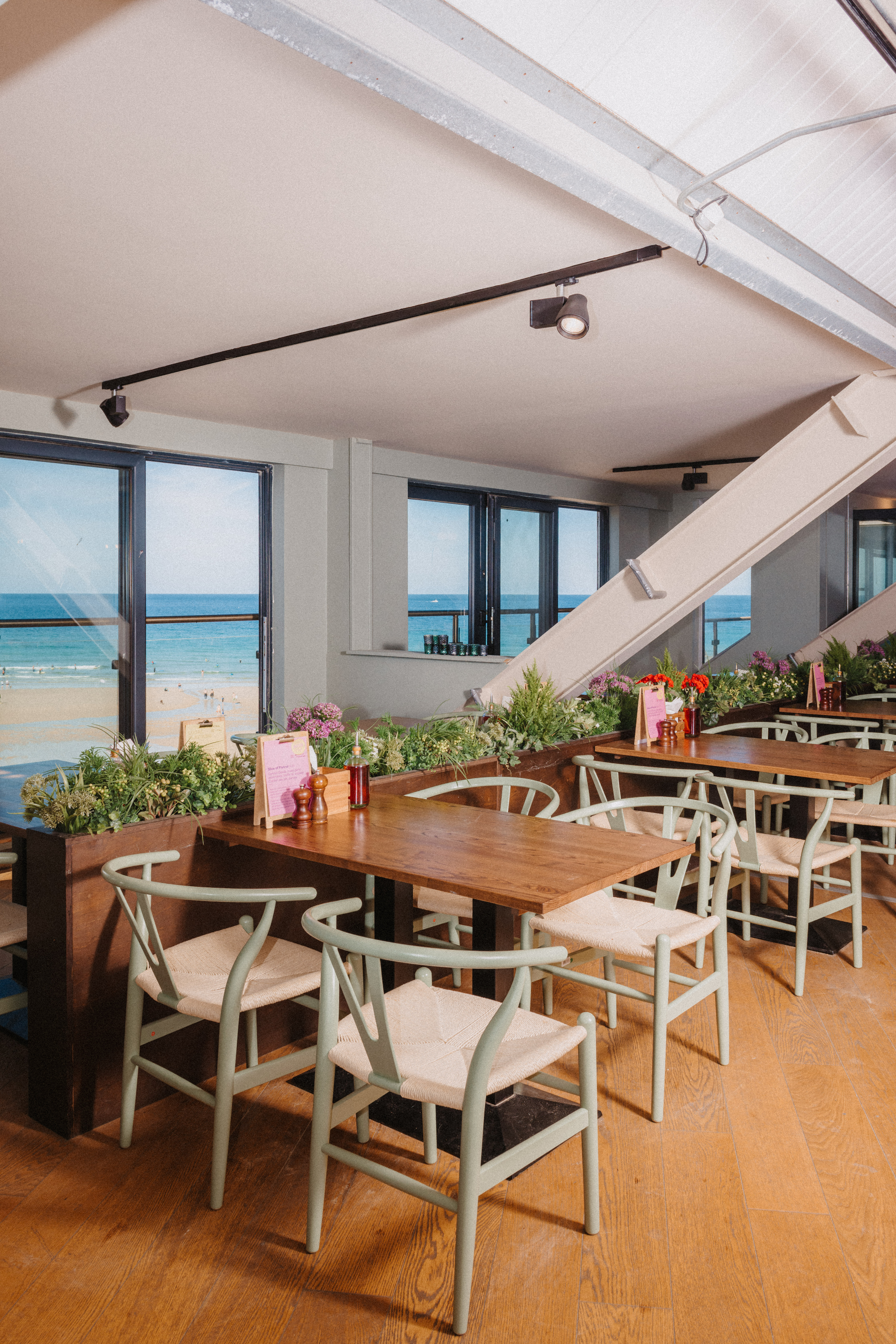 Longboard Bar event space with ocean view, ideal for meetings and gatherings.