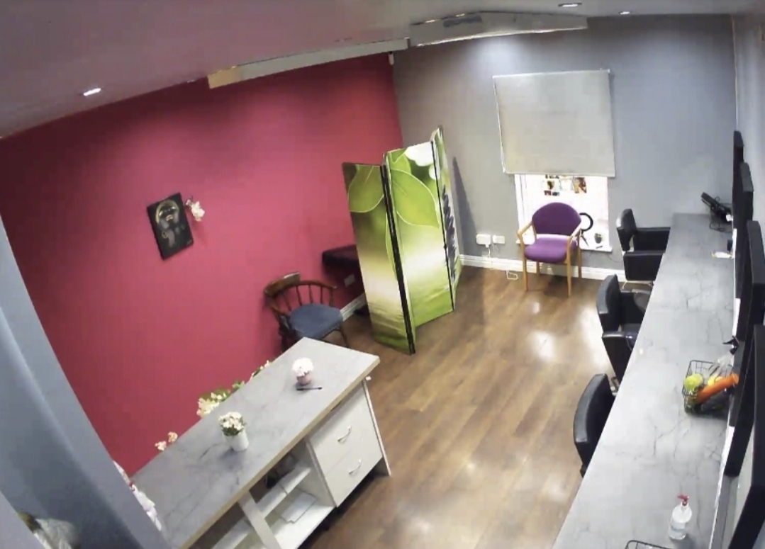 Versatile meeting space with warm colors for intimate gatherings and workshops. - Banner