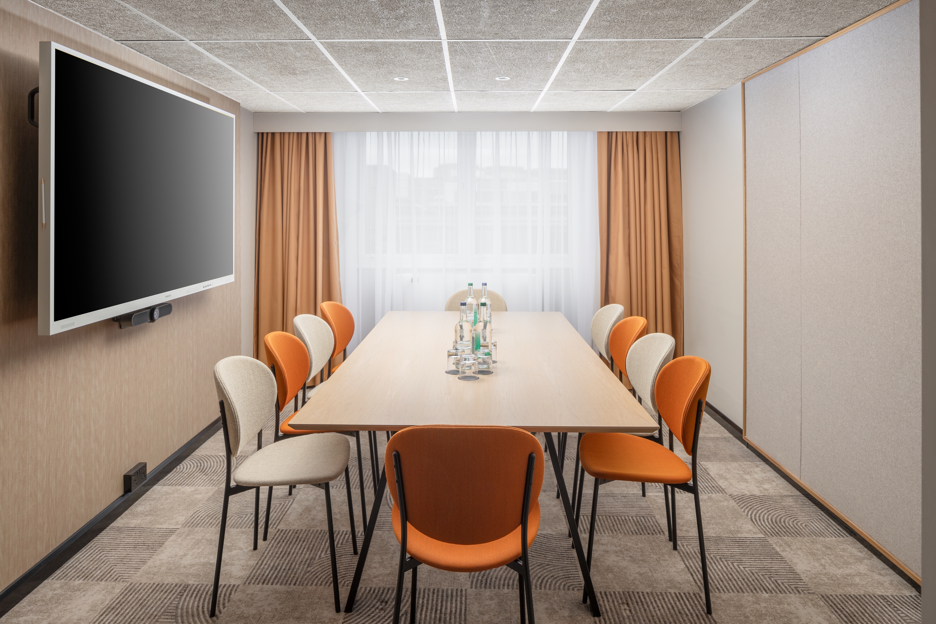 Modern meeting room in Mercure London Earls Court, ideal for events and presentations.