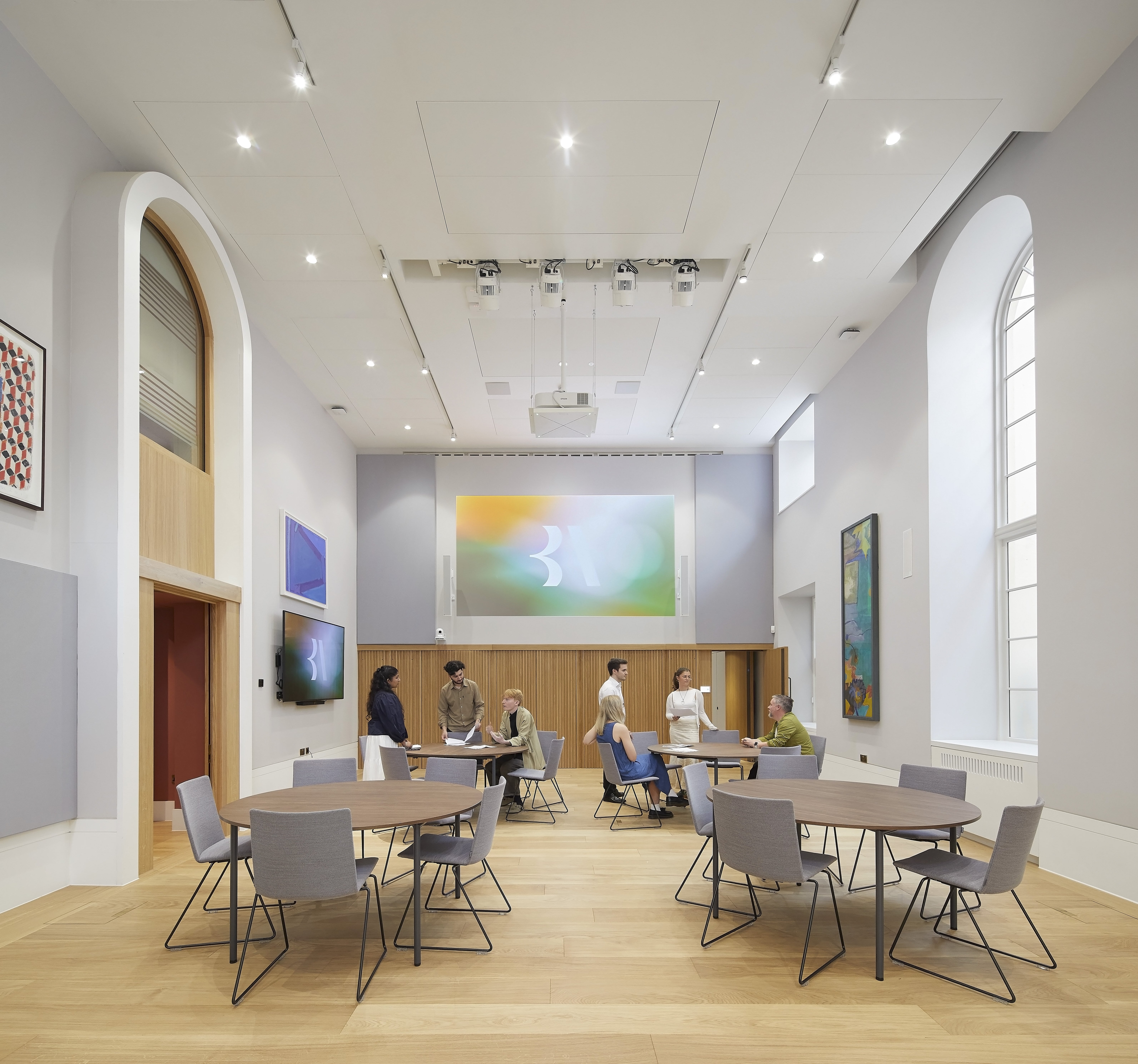 Modern Wohl Gallery meeting space with natural light, ideal for workshops and brainstorming.