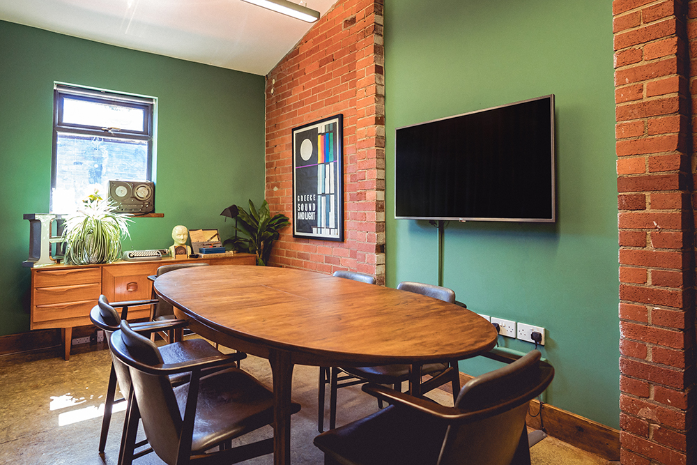 Modern meeting room with round table, ideal for collaborative discussions and events.