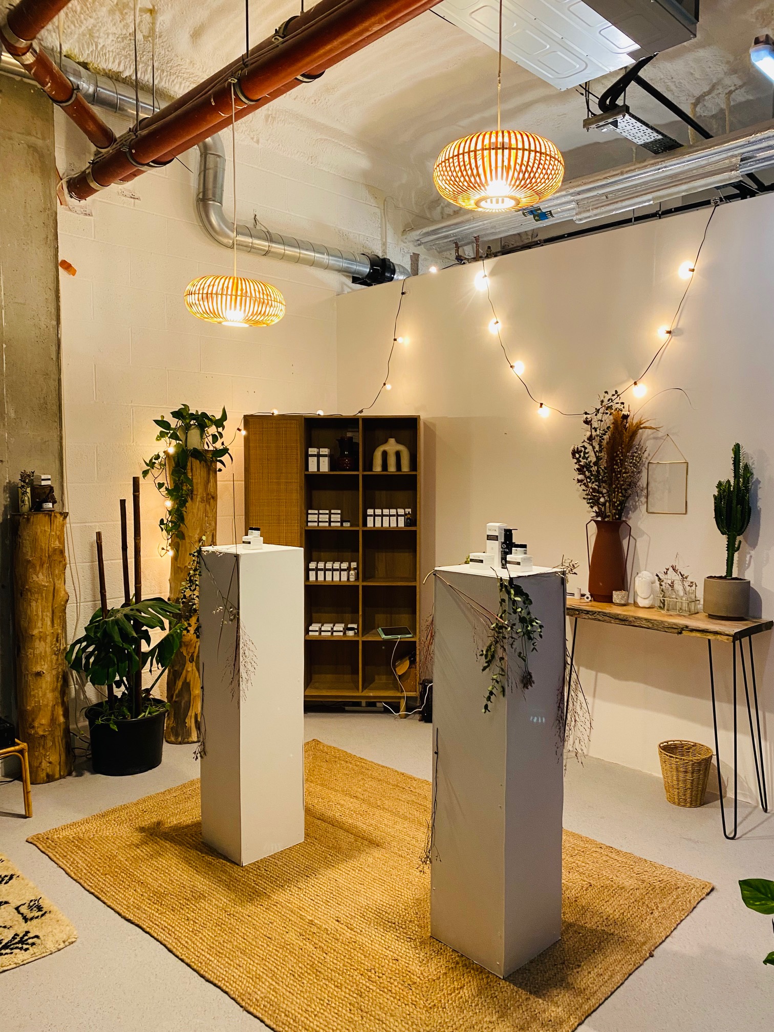 Event space at Knokno Studios with warm lighting for intimate gatherings and workshops.