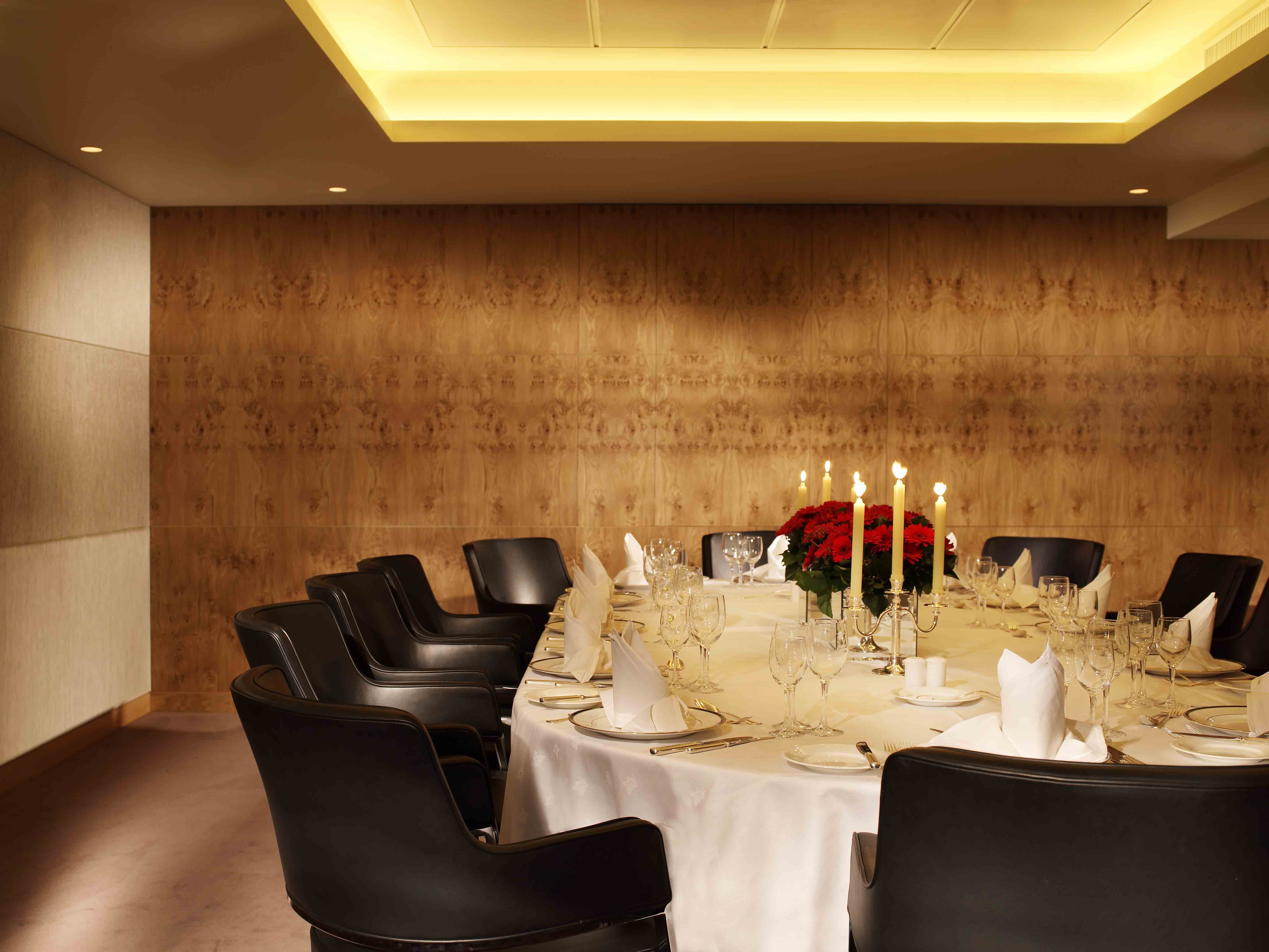 Elegant round table in Landmark Rooms, perfect for corporate dinners and private events.