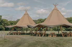 Stylish tipis in nature, perfect for weddings and outdoor events. - Banner