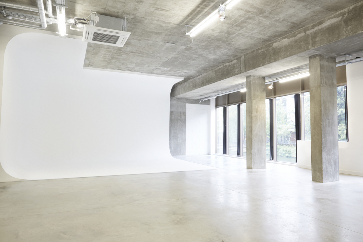 Versatile minimalist event space with natural light at LOCK Studios, ideal for meetings and presentations.