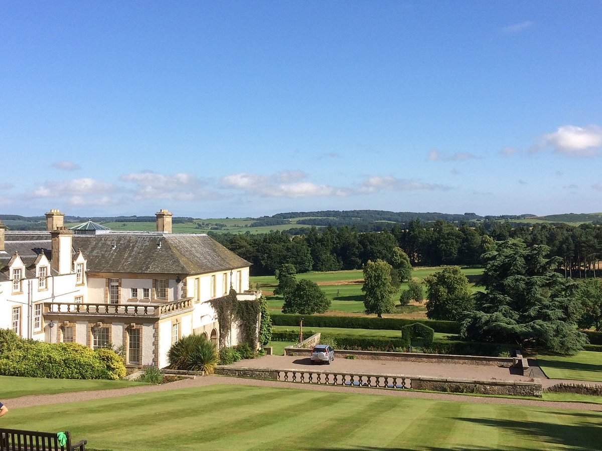 Hill of Tarvit estate with manicured lawns, perfect for outdoor weddings and events.