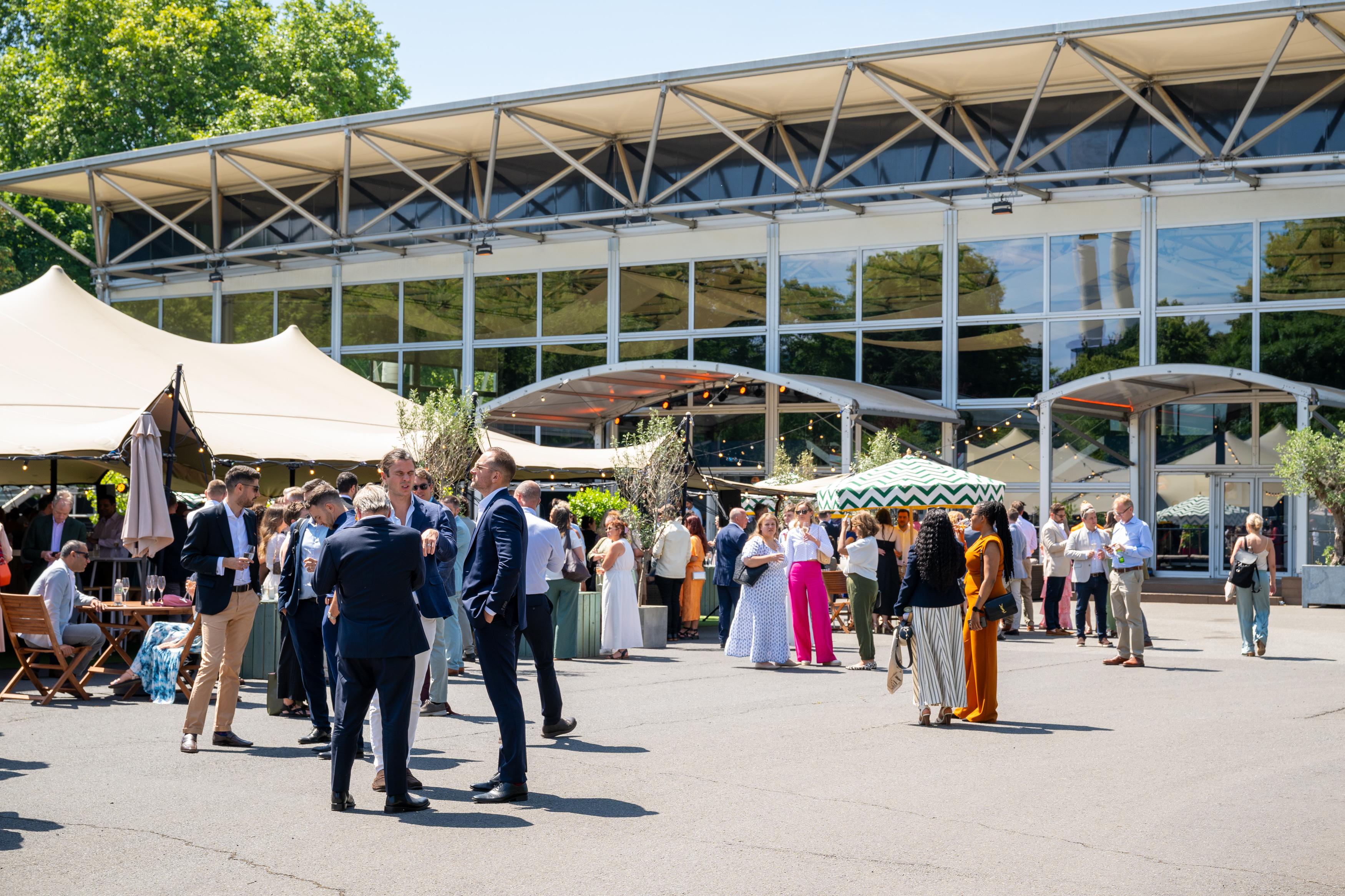 Outdoor networking reception at Evolution London featuring a versatile, shaded bleisure layout.