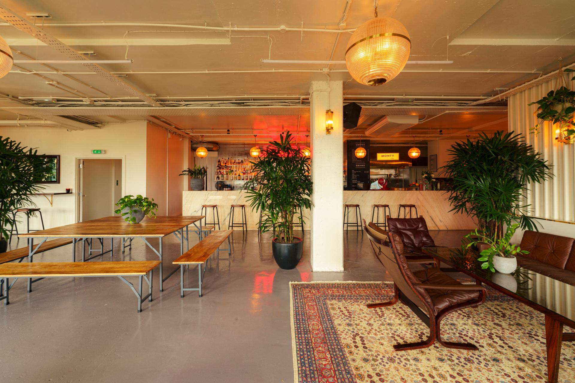 Versatile event space with stylish bar and cozy lounge for gatherings and meetings. - Banner