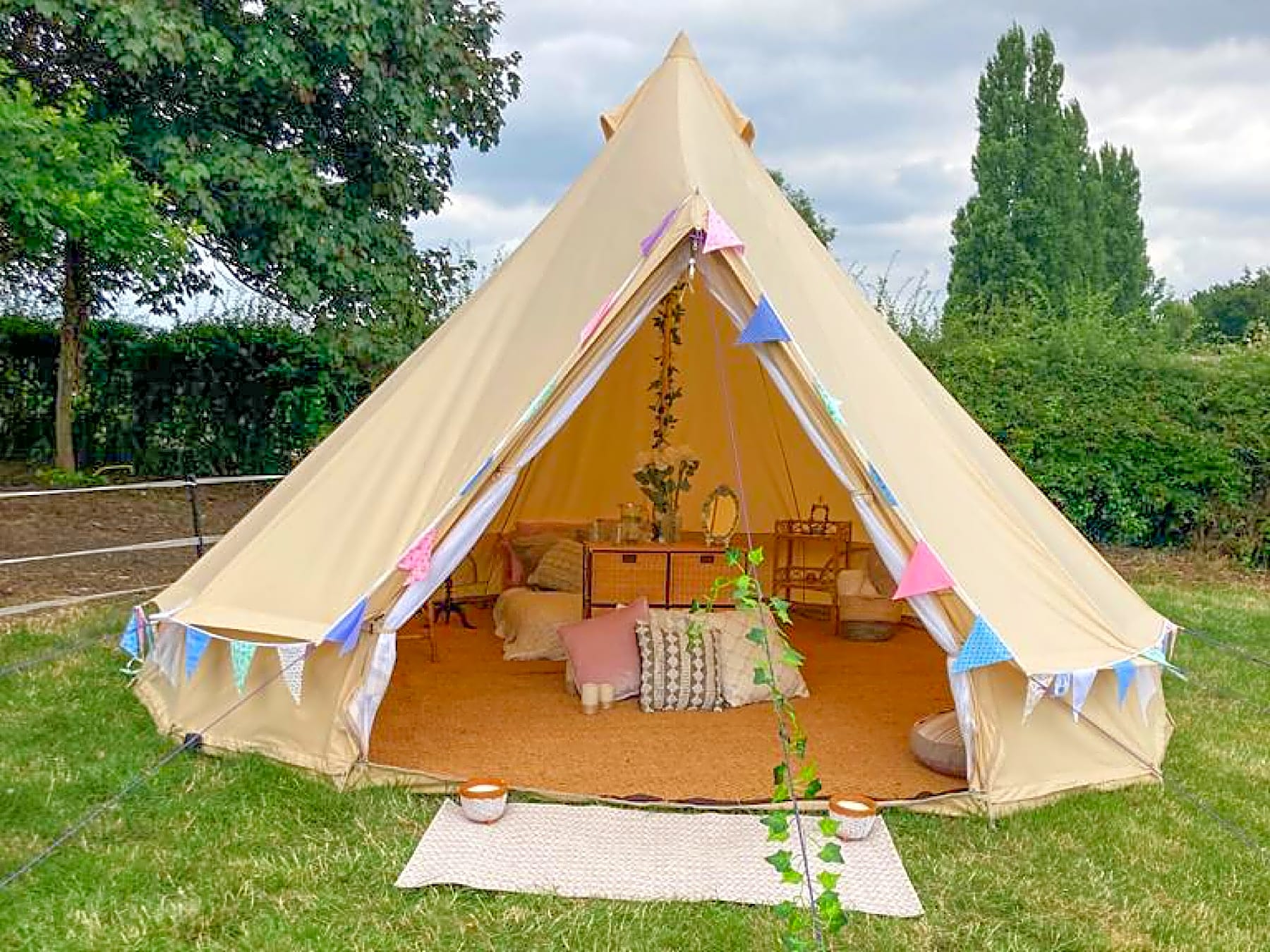Glamping bell tent with cozy decor for outdoor events and retreats in nature. - Banner