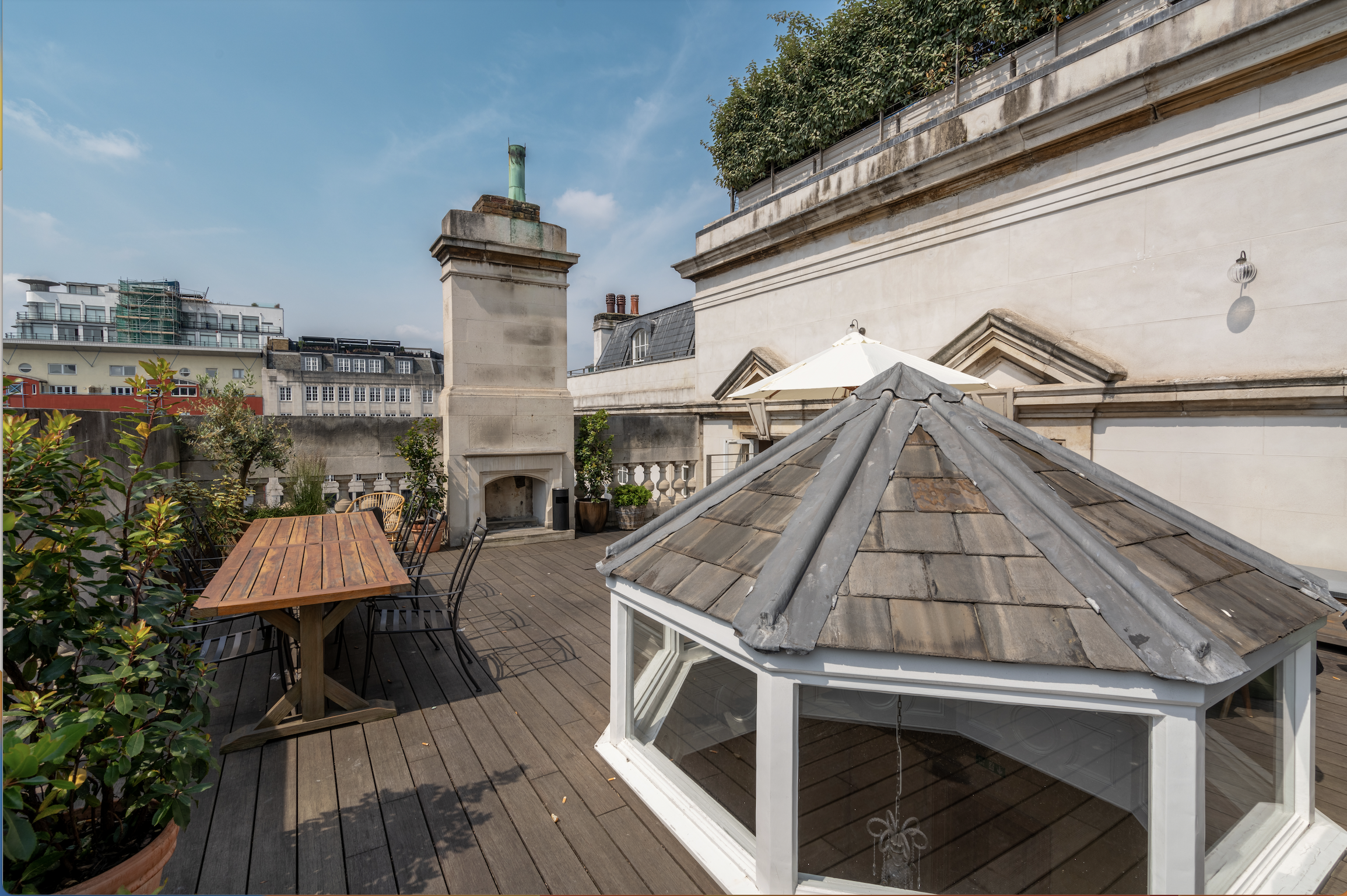 Billiards room and terrace at Knotel Workclub, ideal for outdoor events and gatherings.