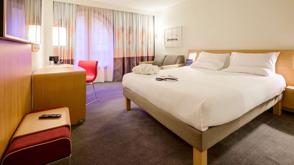 Modern hotel room at Novotel Birmingham Centre, ideal for business travelers and events.