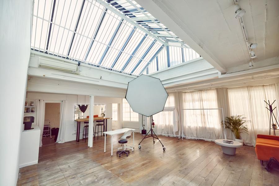 Luna in bright iD Studios, perfect for workshops and photography events.