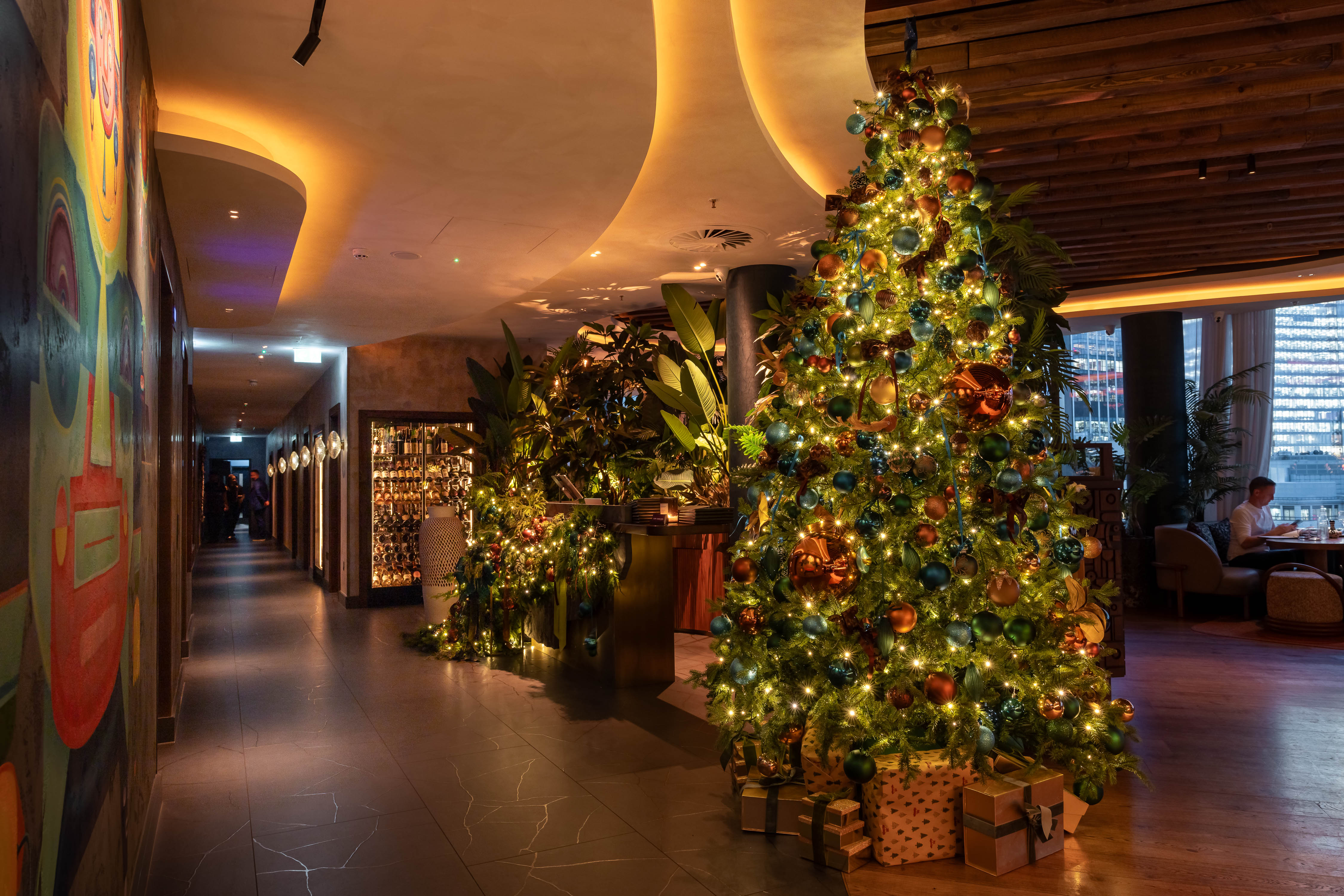 Mezzanine Los Mochis London: Luxury corporate holiday reception venue with festive decor.