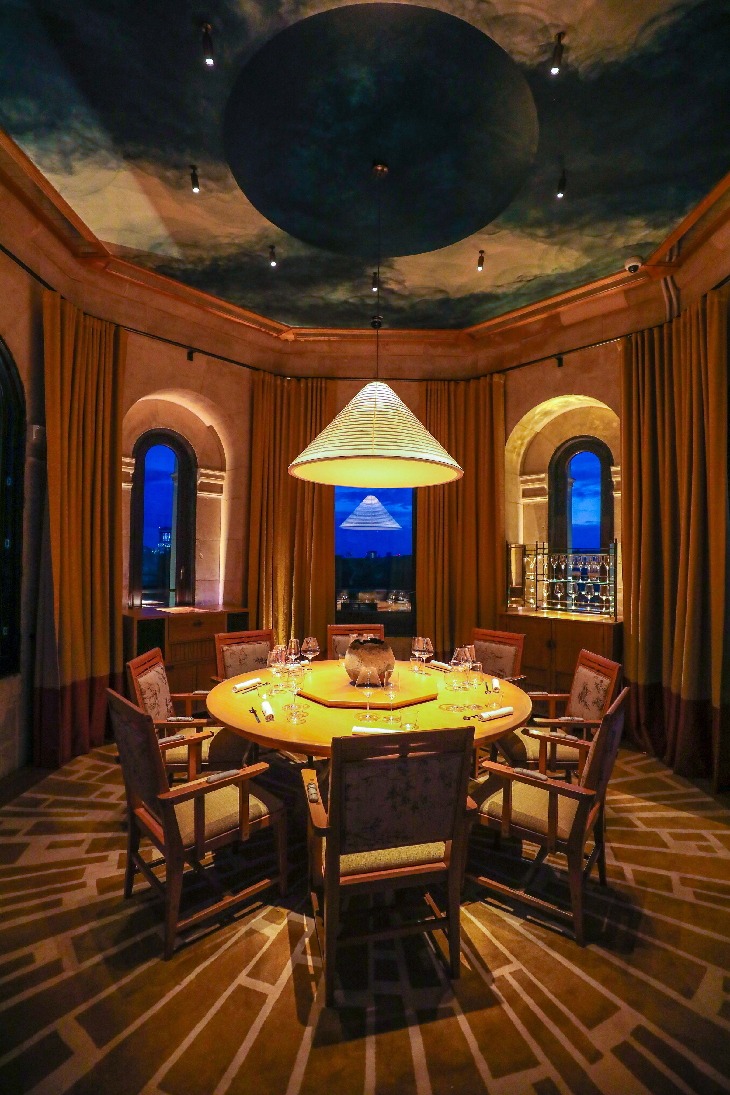 Sophisticated meeting space with round table, ideal for exclusive events and discussions.