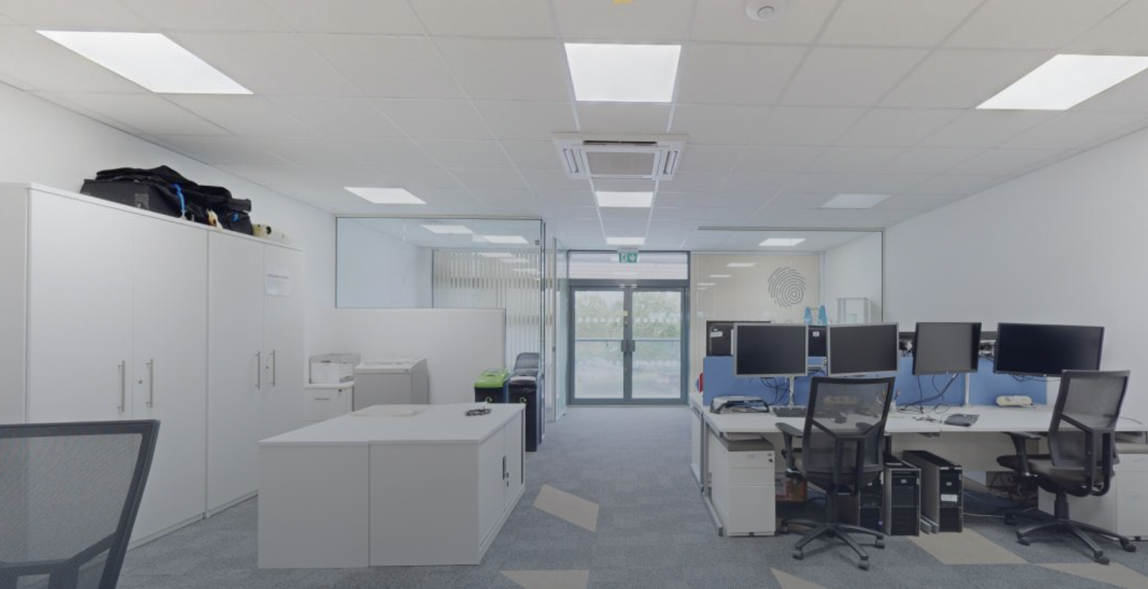 Modern office space with workstations in Cambridge Innovation Parks for meetings and workshops.