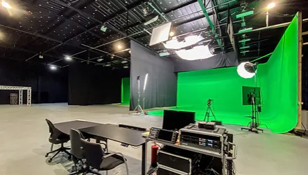 Versatile MergeXR Studio with green screen for hybrid meetings and virtual events. - Banner