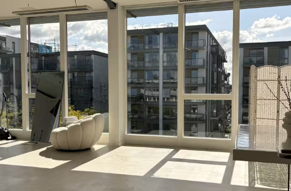 Bright modern event space with large windows in Lounge Studios, Brentford for meetings and workshops. - Banner