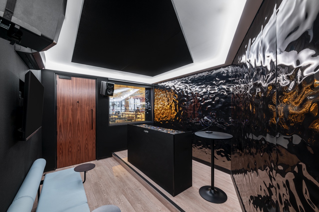 Modern event space with glossy walls, ideal for corporate meetings in SE London.
